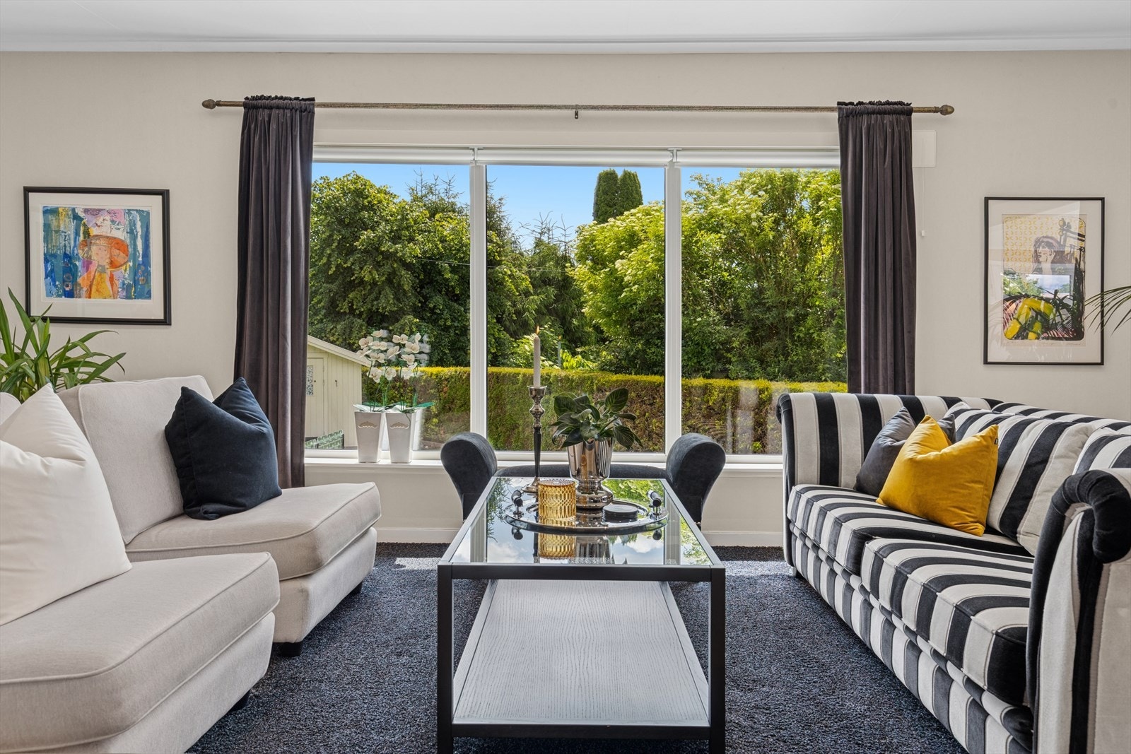 Legg merke til utsynet i vinduene.. Nytt vindu 2017 Galleribilde