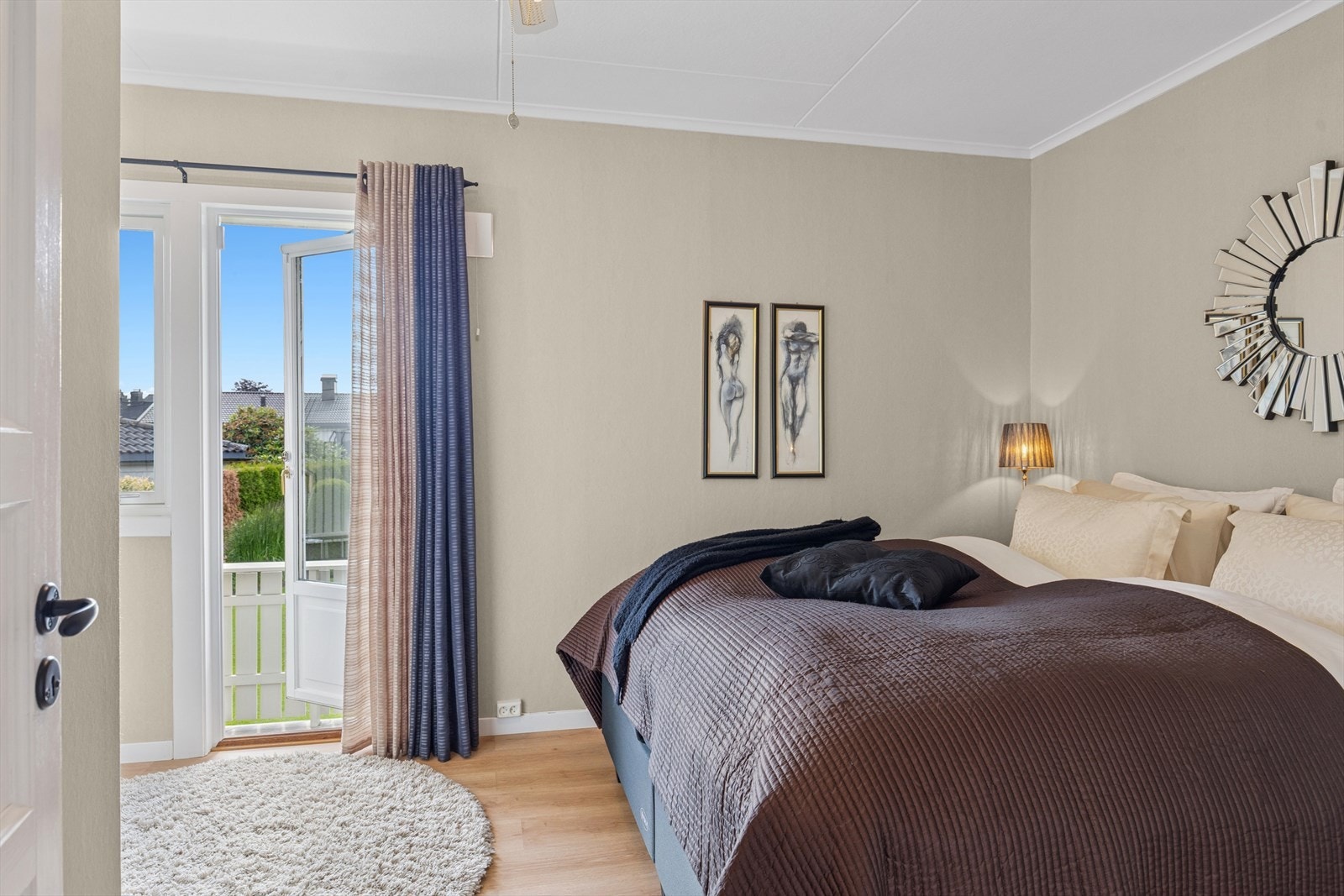 Soverom med utgang til balkong. Galleribilde