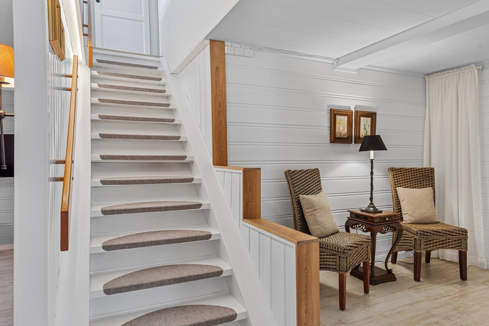 Innvendig og utvendig trappegang ned til underetasjen. Galleribilde