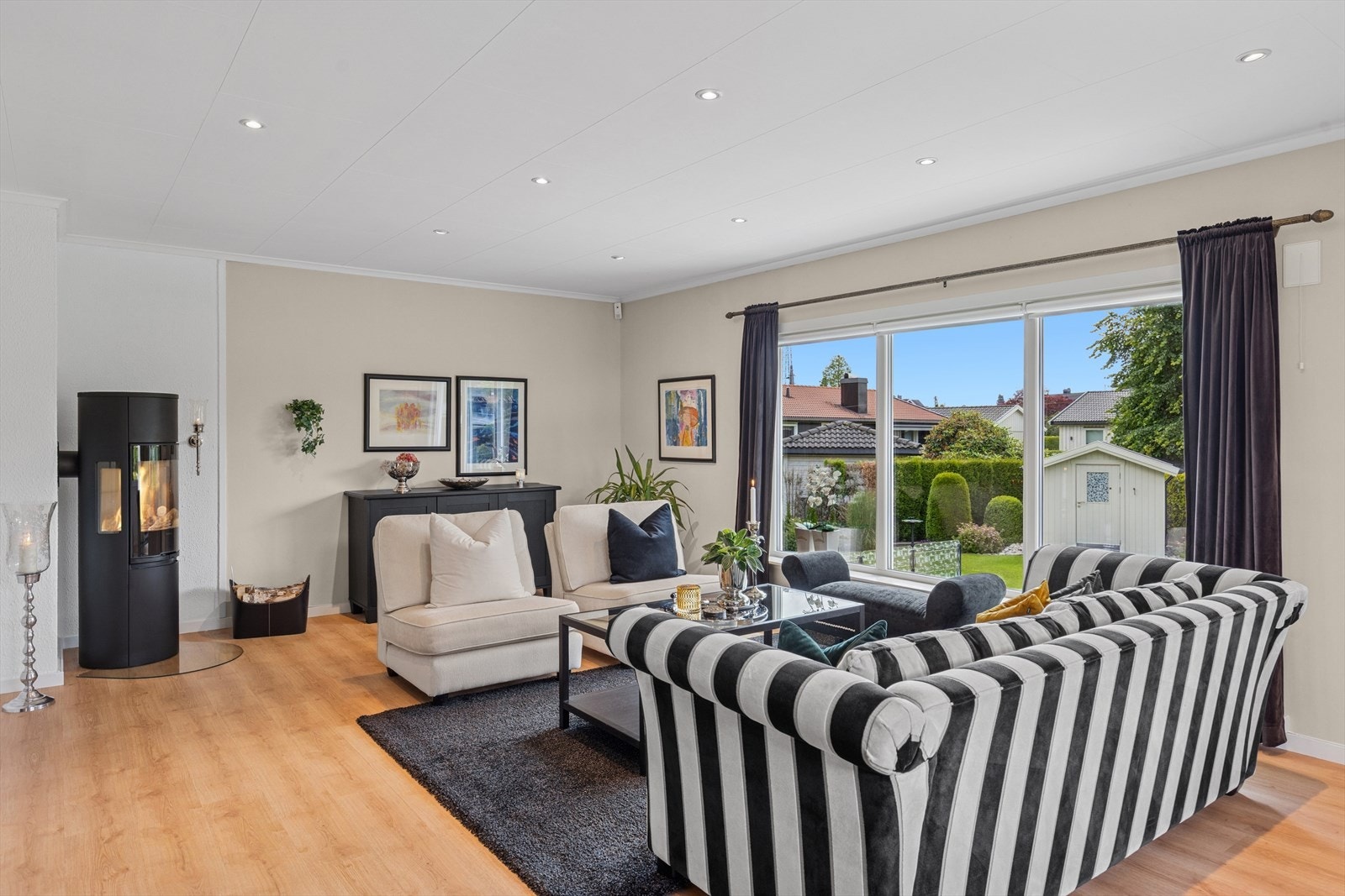 Opppholdsarealer i 1. etasje. Ny peis 2017. Galleribilde