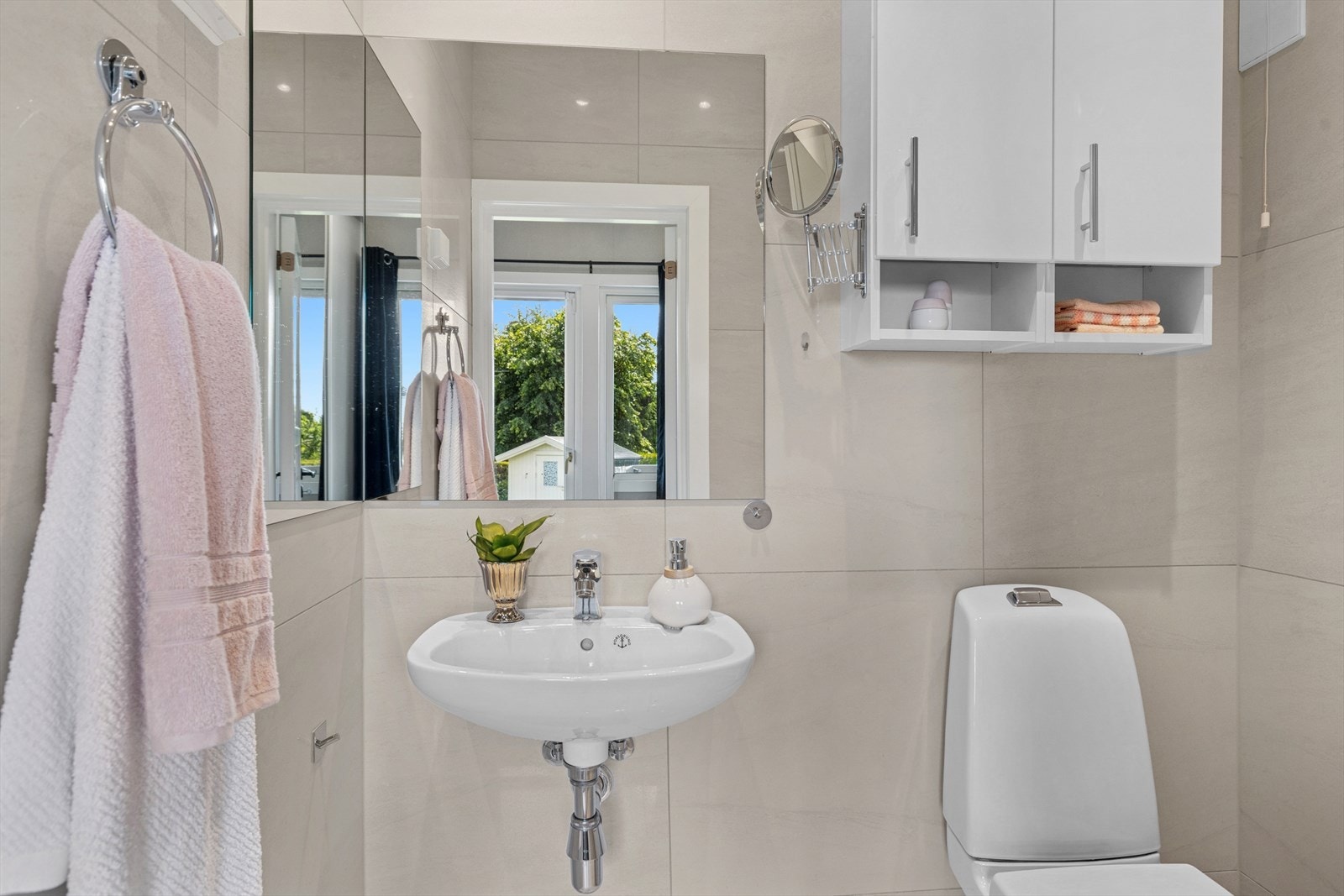 Eget toalettrom på hovedsoverommet, fra samme tid. Galleribilde