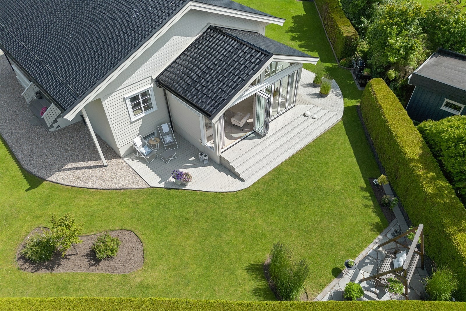 Bilder er fra sommer 2025, men dette er første gang boligen annonseres. Galleribilde