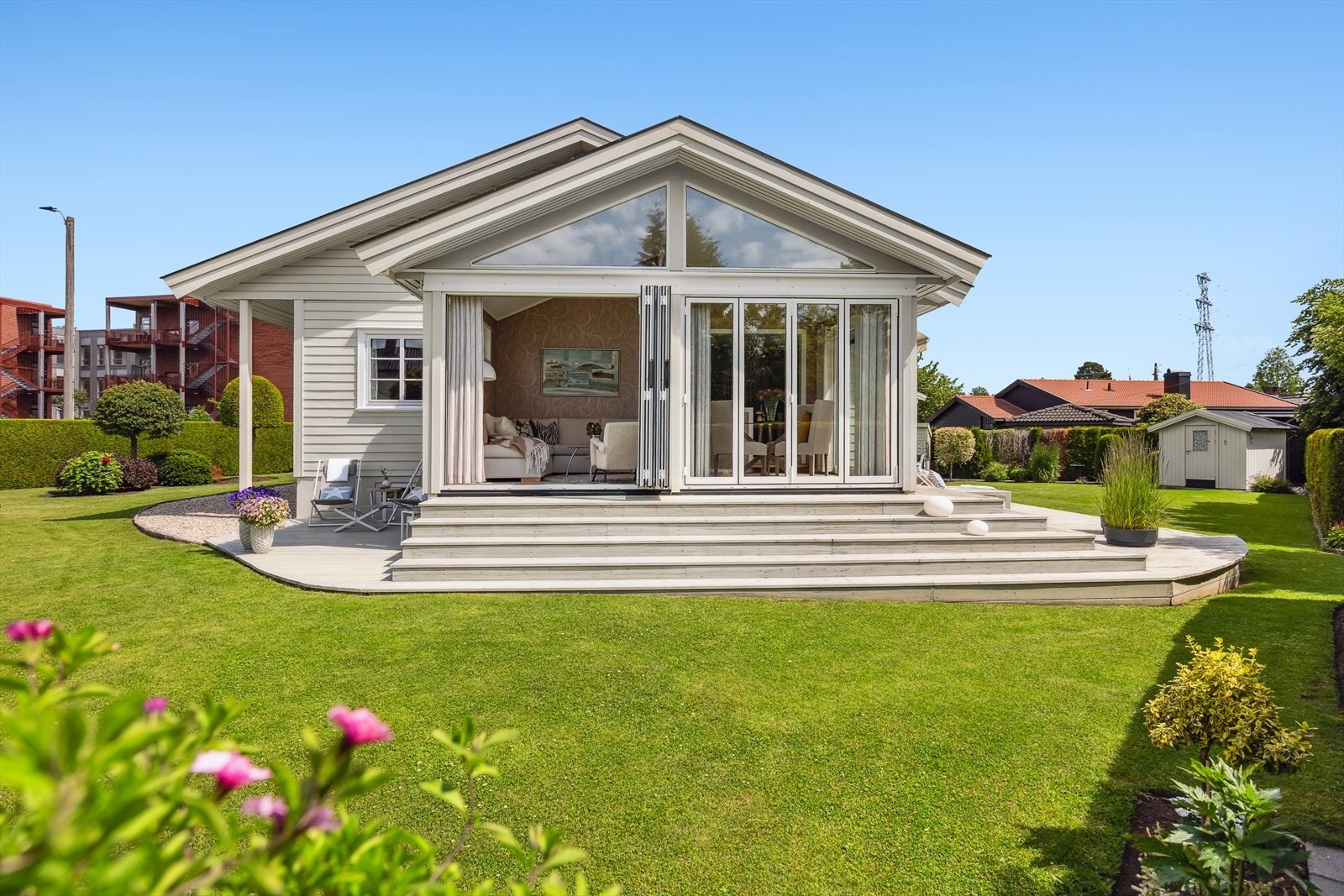 Eiendommen er ubeskrivelig gjennomført. Sannsynligvis Bugårdens flotteste eiendom. Galleribilde