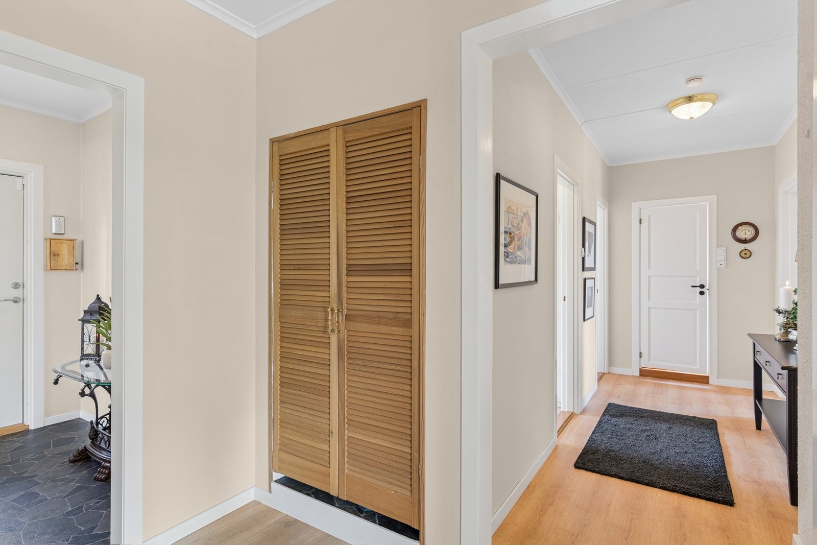 Mellomgang med garderobe og videre til 3 soverom og bad. Galleribilde