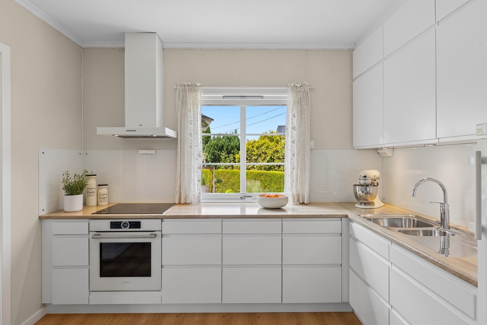 Ny stekovn, ellers et tidløst og fint kjøkken. Galleribilde