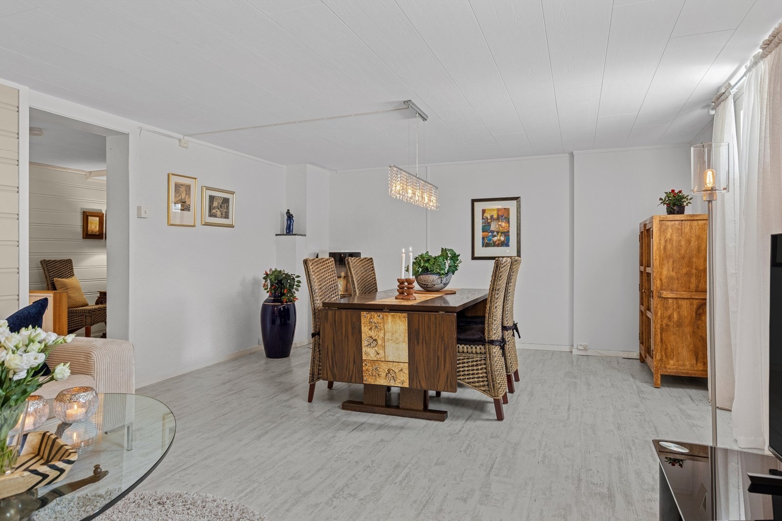 Ellers mye lagringsplass og vaskerom i kjelleren, men det må du komme å se! Galleribilde