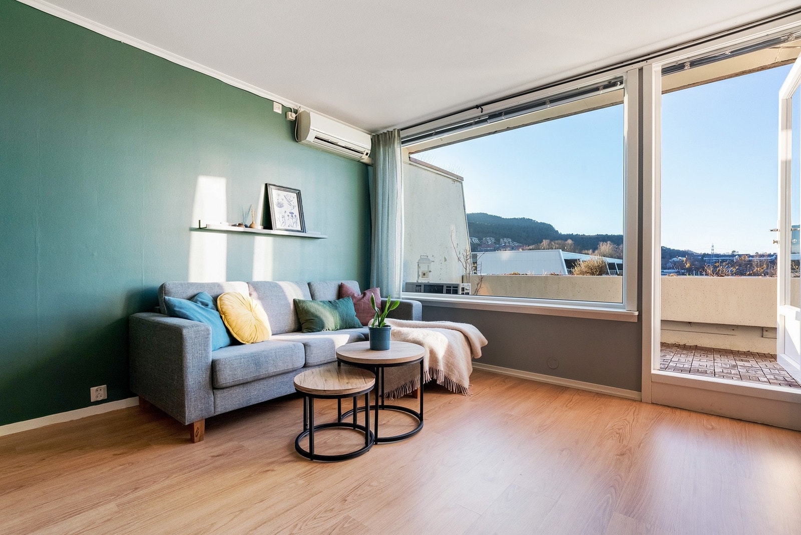 I likhet med resten av leiligheten er stuen malt i moderne og behagelige farger Galleribilde