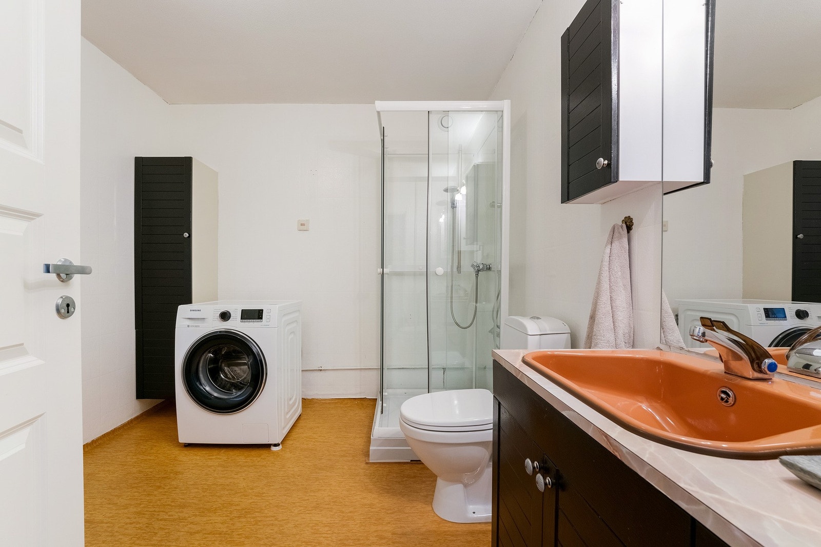 Badet har belegg på gulv, tapet på vegger og malt
overflate i himling. Varmekabler i gulv. Galleribilde