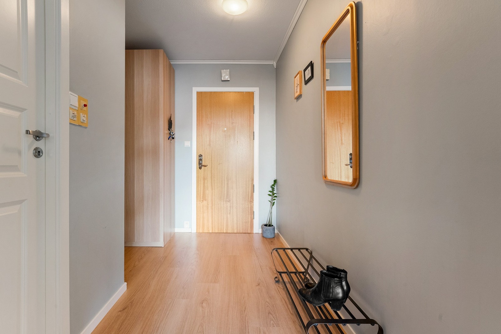 Her er det god plass til å henge fra seg jakker og sette fra seg sko, det er også tilgang til innvendig bod Galleribilde