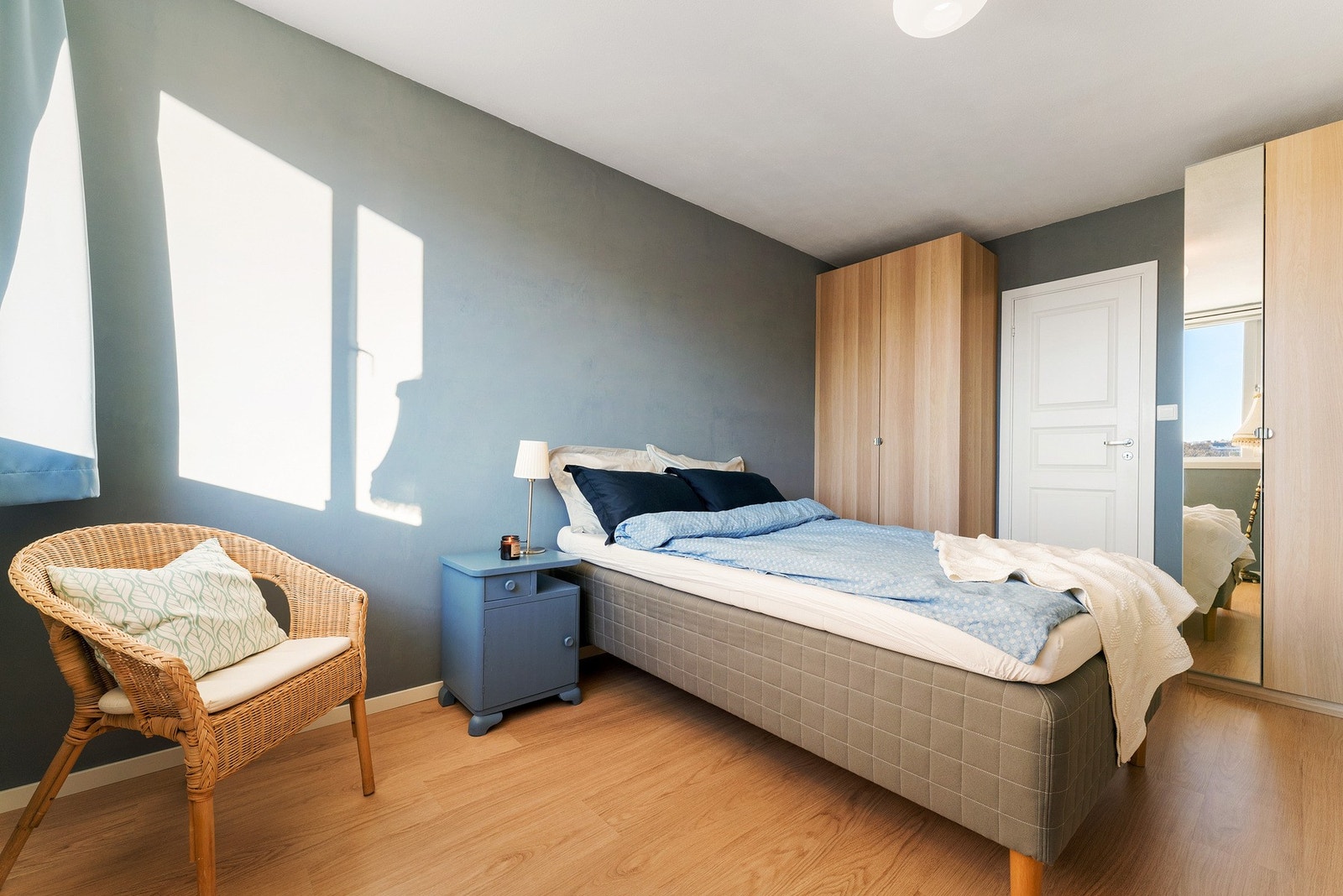 Rommet har også plass til en kontorløsning om man ønsker en studie eller arbeidsplass Galleribilde