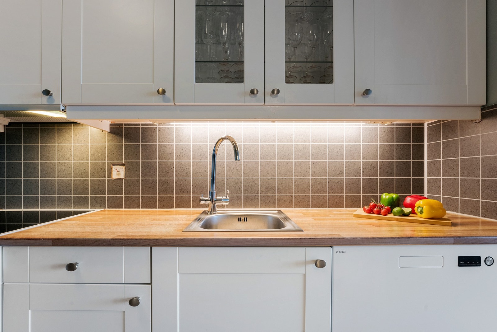 Kjøkkenet har godt med skap og benkeplass, med innredning på begge sider Galleribilde