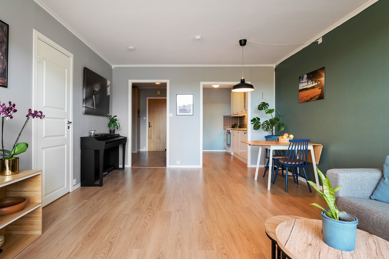 Rommets areal og utforming gjør det enkelt å møblere, blant annet med sofa- og spisegruppe Galleribilde