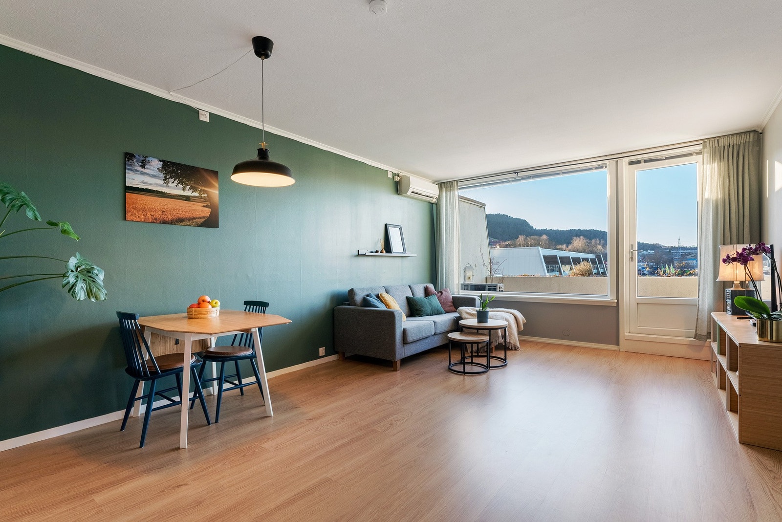 Den romslige stuen gir et sosialt allrom Galleribilde