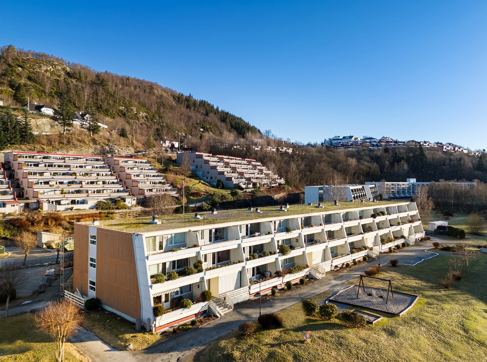 Her får du en lys og tiltalende bolig med gangavstand til butikker, treningssenter, servicetilbud og rekreasjonsområder Galleribilde