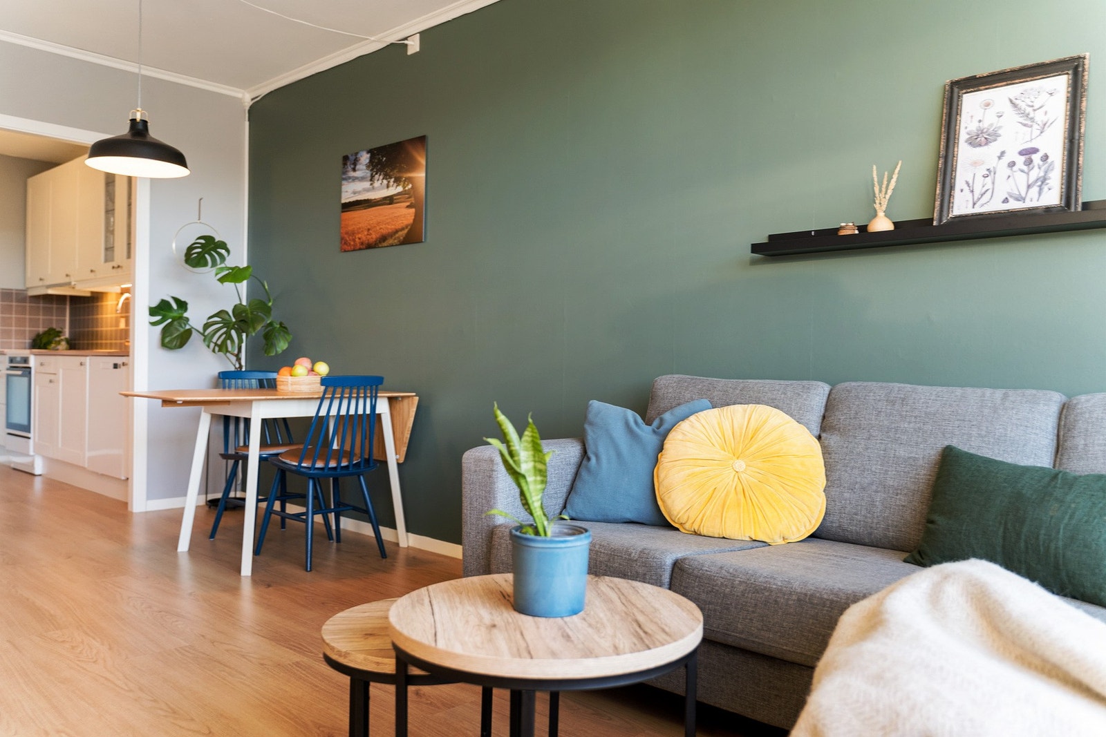 Spisegruppen fungerer som et naturlig skille mellom stue og kjøkken Galleribilde