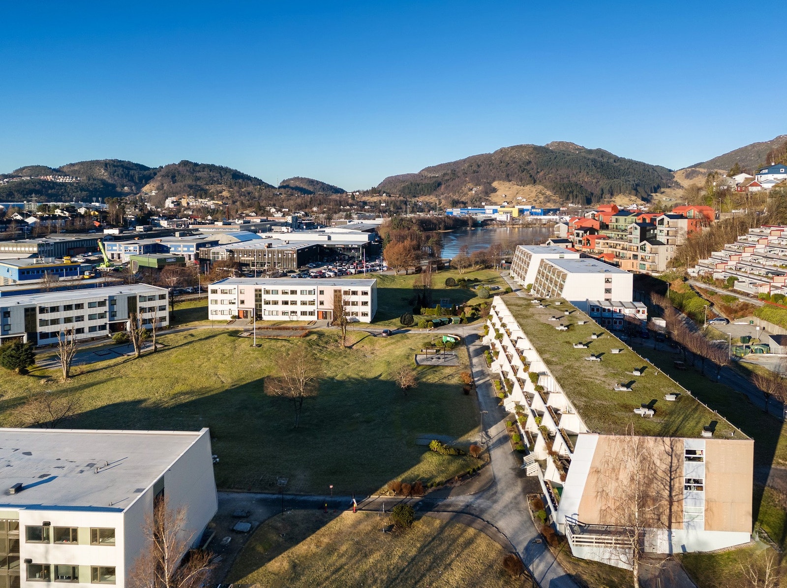 Borettslaget byr på mye grøntareal og hyggelige fellesarealer. Velkommen til visning! Galleribilde