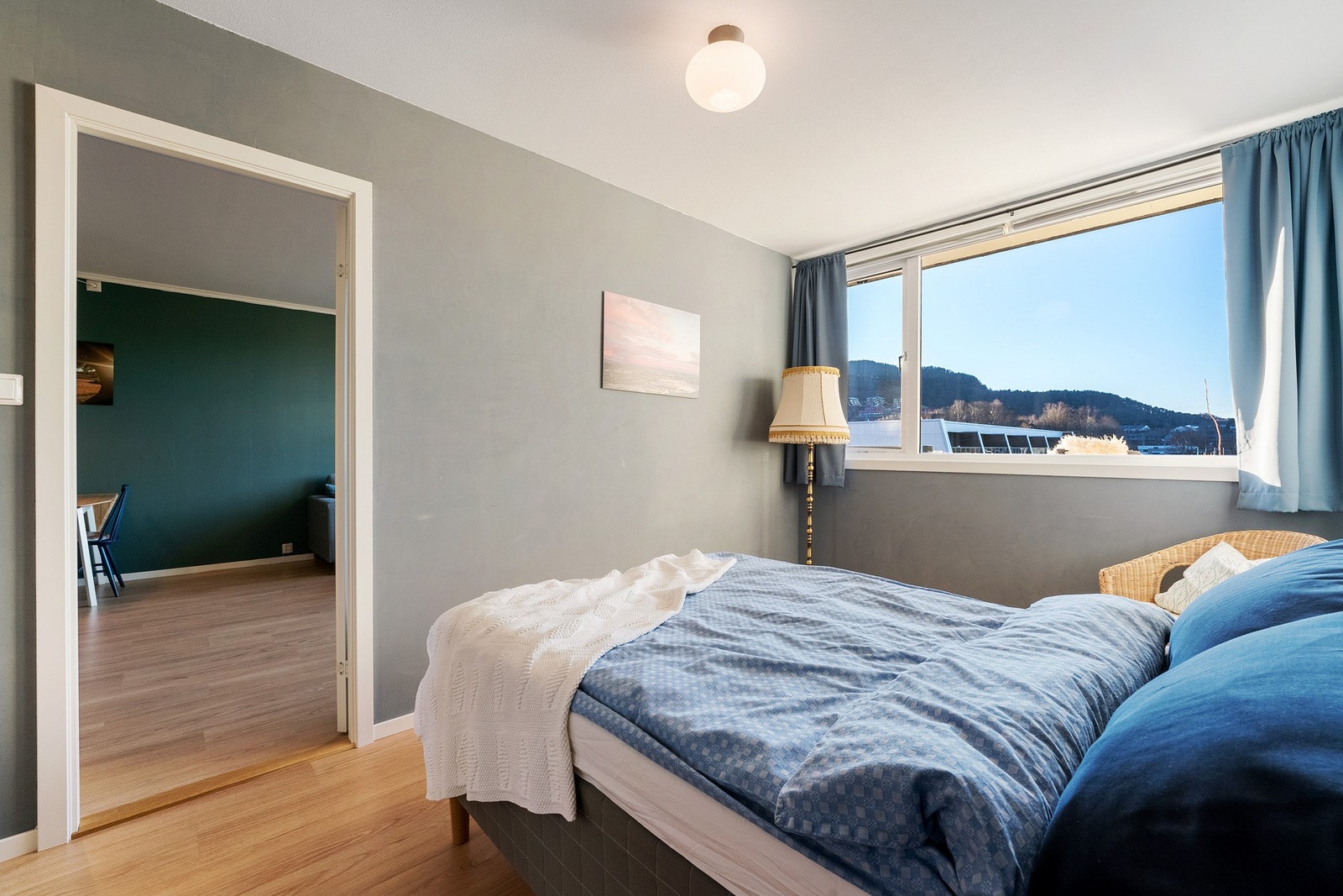 De siste årene er rommet oppgradert med nytt gulv, nye garderobeskap og nymalte vegger Galleribilde