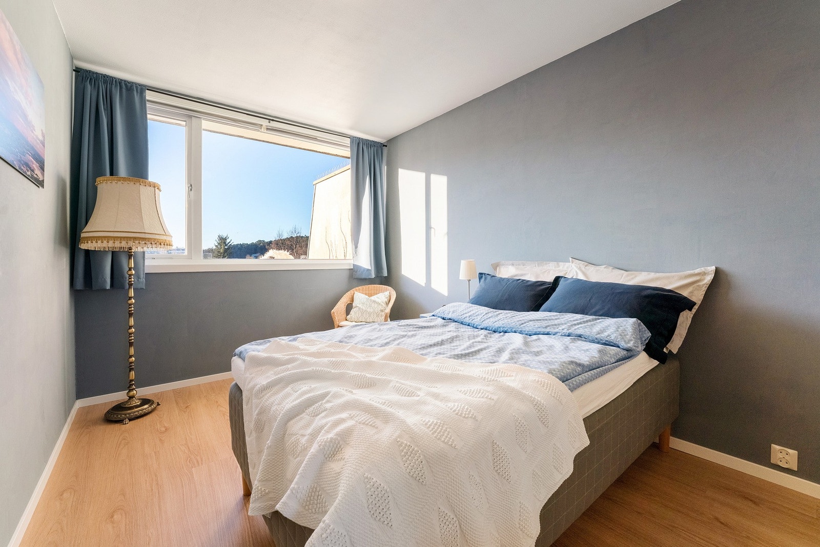 Soverommet er av god størrelse med plass til dobbeltseng og øvrig soveromsinnredning Galleribilde