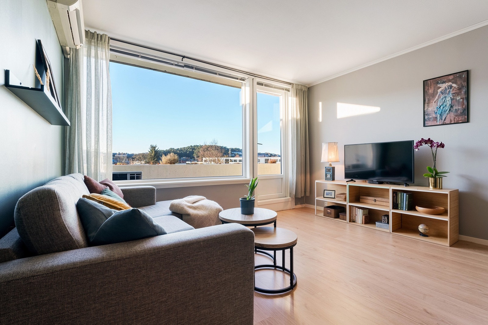 De store vindusflatene gir godt med naturlig lysinnslipp Galleribilde