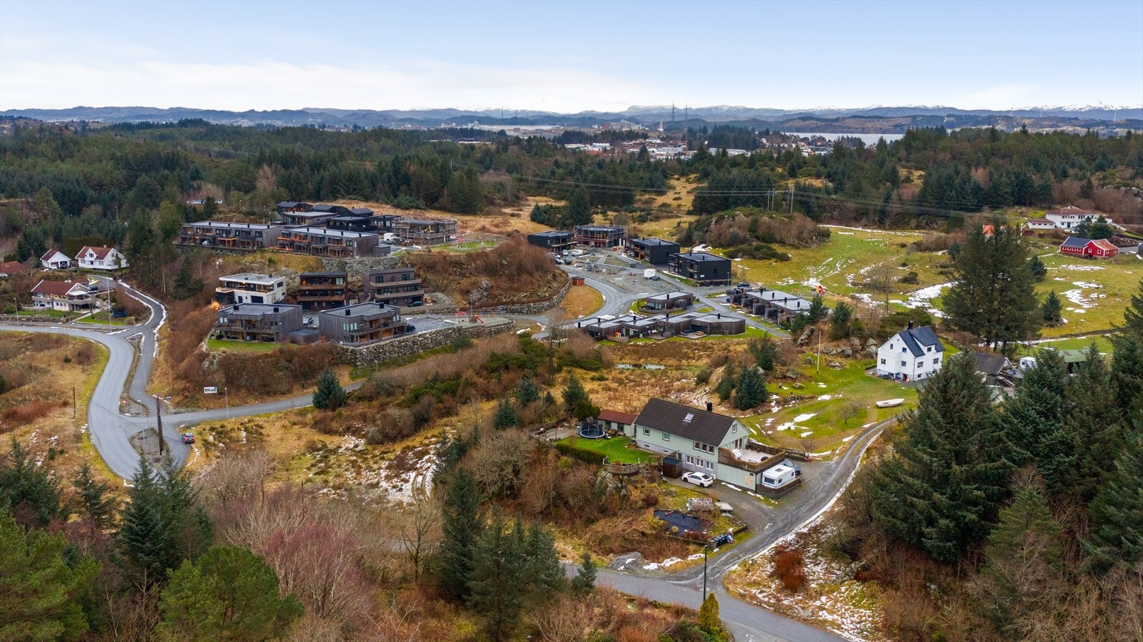 Eiendommen ligger lunt og fritt til, noe som gir gode lysforhold og fin utsikt mot nærområdene Galleribilde