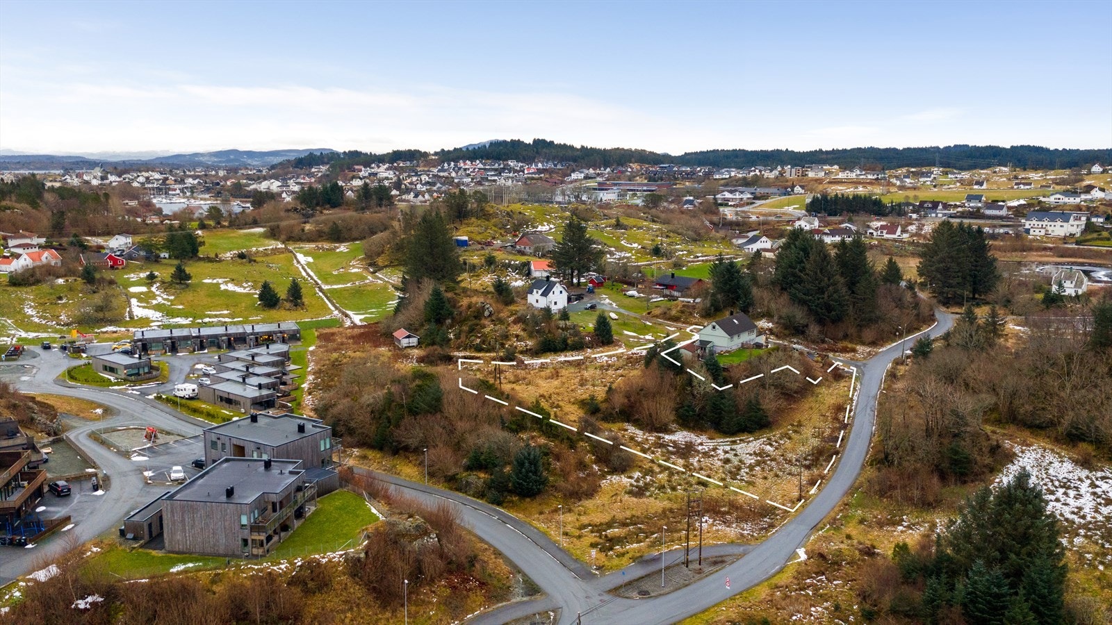 Velkommen til Øygardvegen og denne flott beliggende boligtomten med et stort potensial for utvikling! Galleribilde