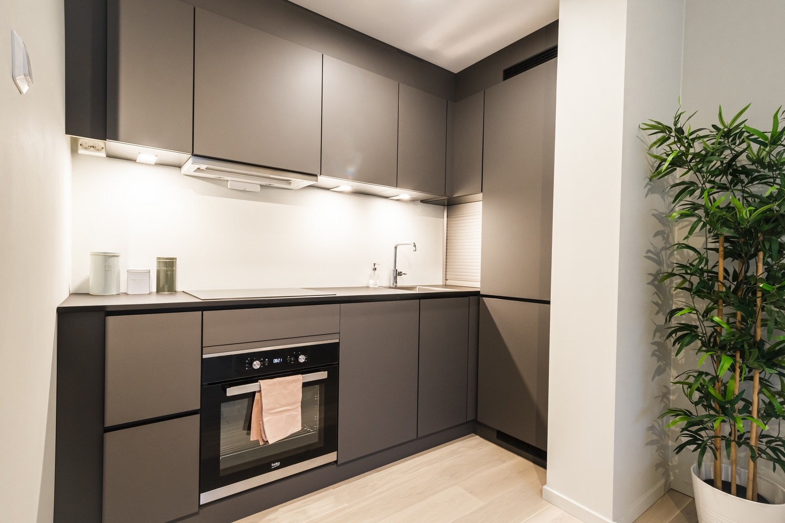 Fint, tidløst kjøkken med integrerte hvitevarer. Galleribilde