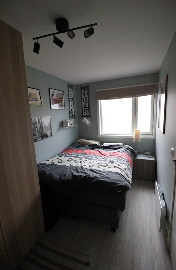 Soverommet har praktisk garderobeskap med god oppbevaringsplass. Galleribilde