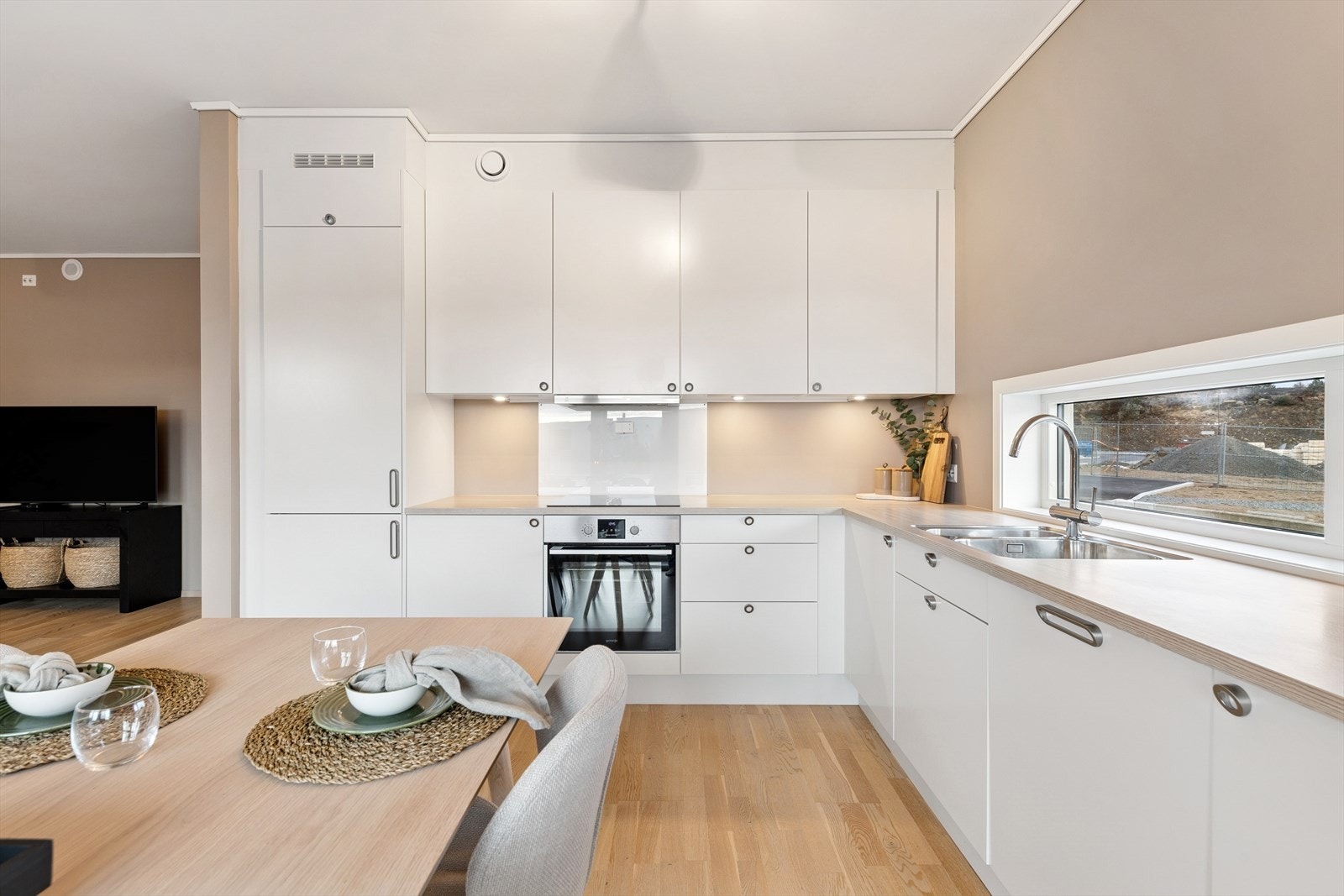 Kjøkkenet er ellers utstyrt med kombiskap, oppvaskmaskin, stekeovn, koketopp og kjøkkenventilator med avtrekk ut. I tillegg er det installert vannstoppsystem og komfyrvakt. Galleribilde