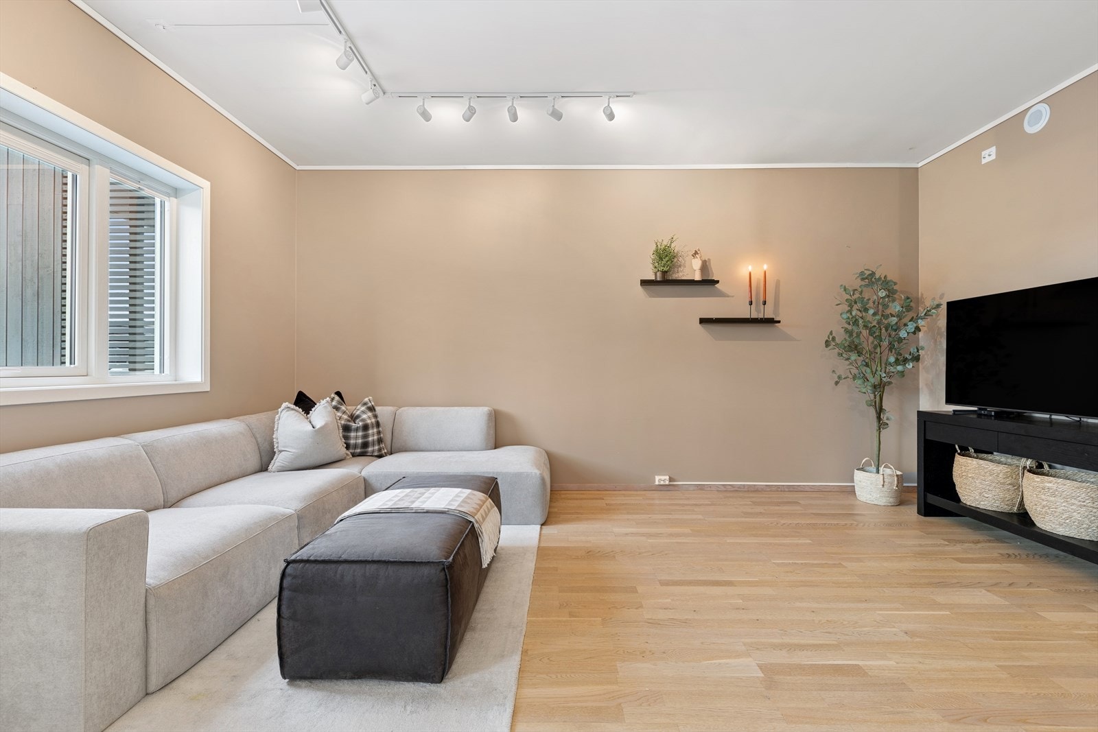 Rommet er malt i en behagelig beigetone som gir en lun og god atmosfære. Galleribilde