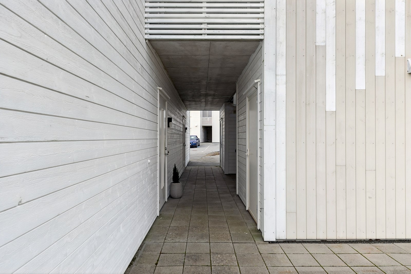 Leiligheten disponerer også en utvendig bod som gir ekstra lagringsplass og parkeringsplass med elbillader. Galleribilde