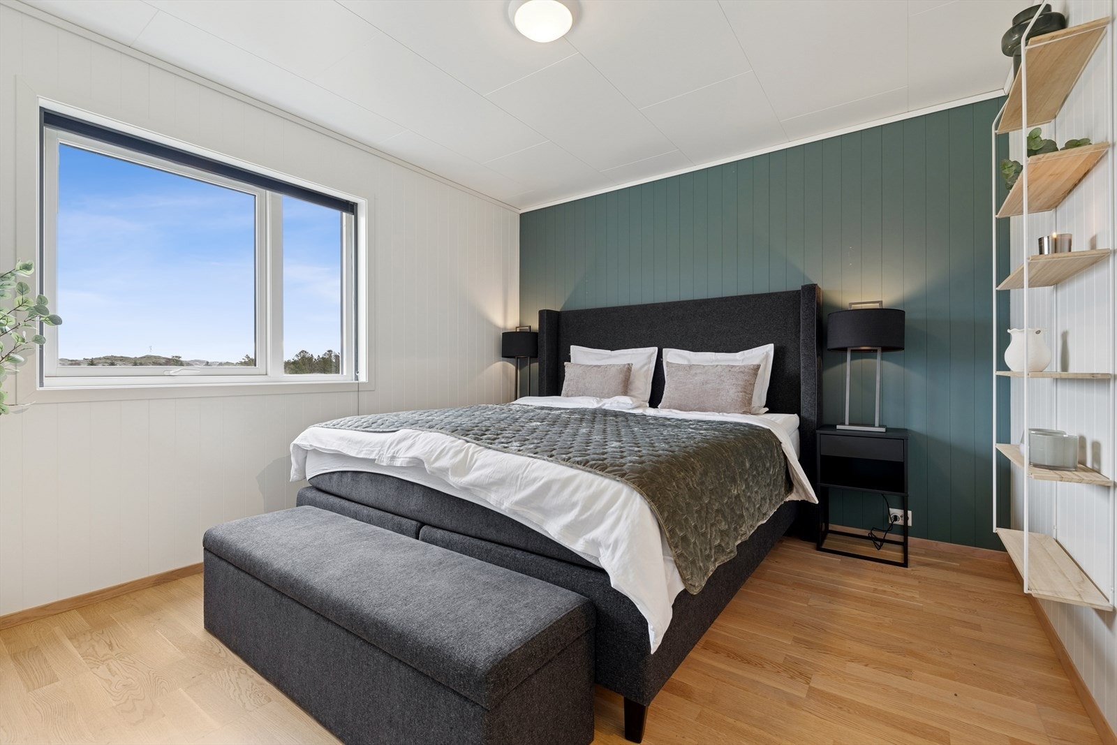 Hovedsoverommet er av god størrelse og har god plass til både dobbeltseng, garderobe og tilhørende møblement. Galleribilde