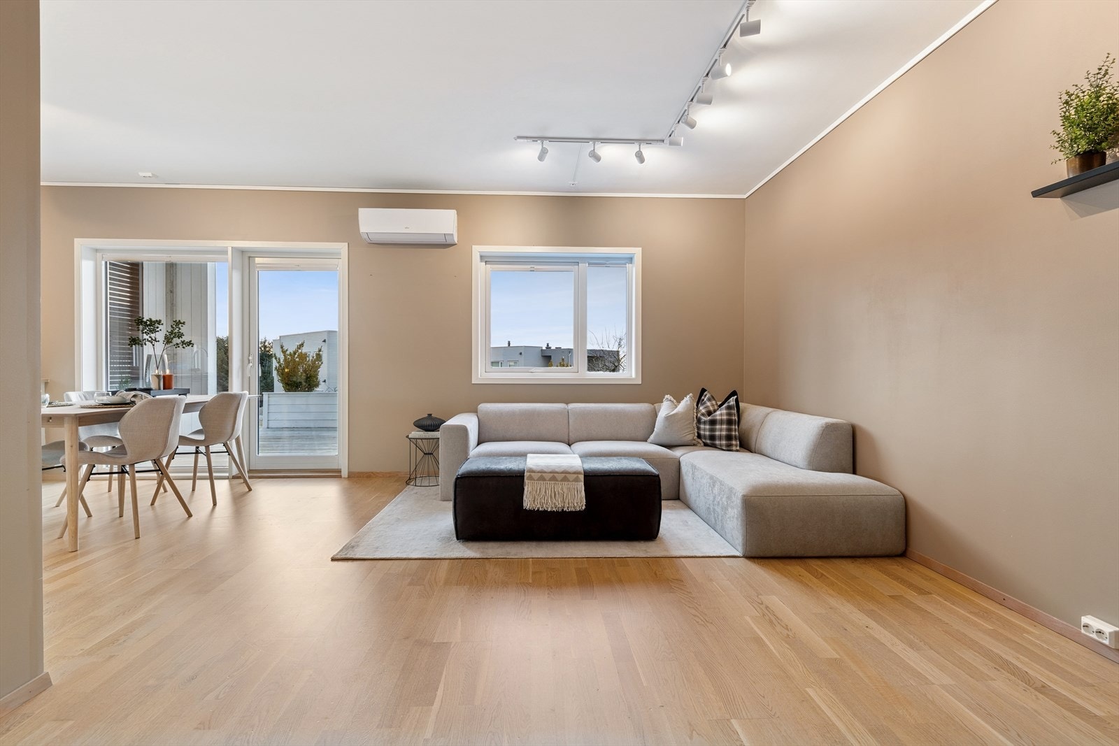 En varmepumpe sørger for god- og energieffektiv oppvarming, og det er god plass til å møblere med både sofa og spisegruppe. Galleribilde