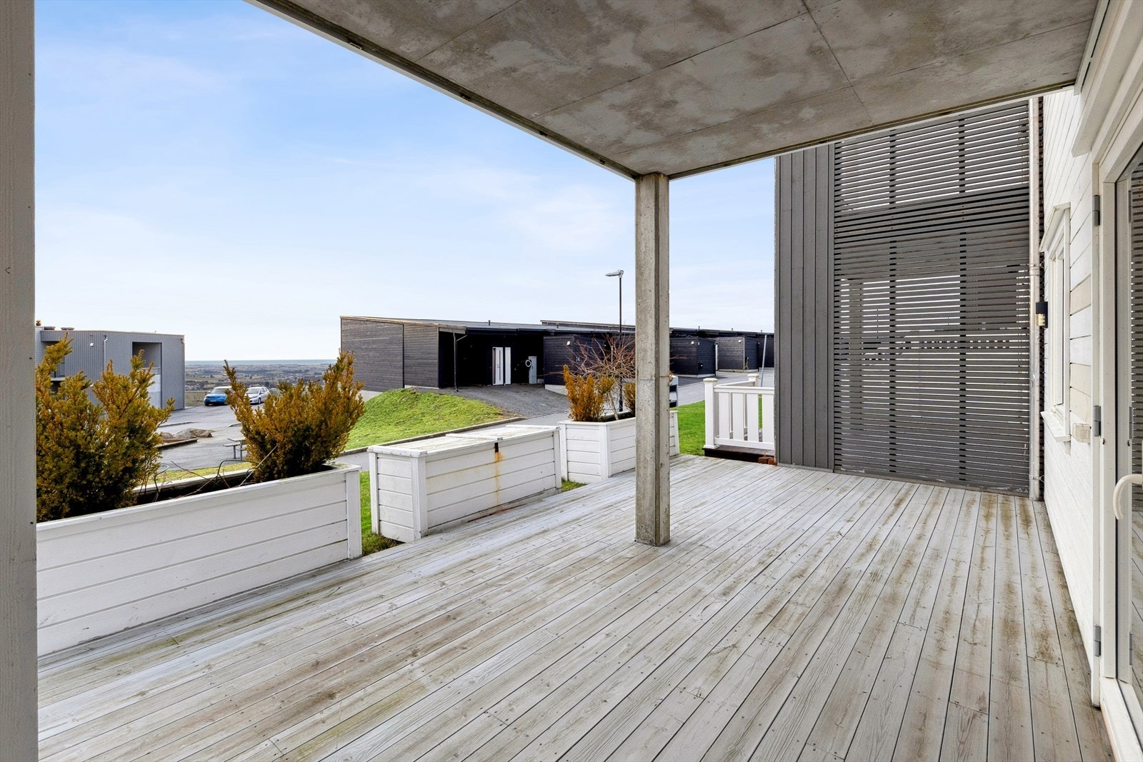 Leiligheten har en stor markterrasse på hele 25 kvm som ligger solrikt til. Selv om leiligheten ligger i første etasje ligger bebyggelsen høyt i terrenget, noe som gir nydelig utsikt og svært gode solforhold. Galleribilde