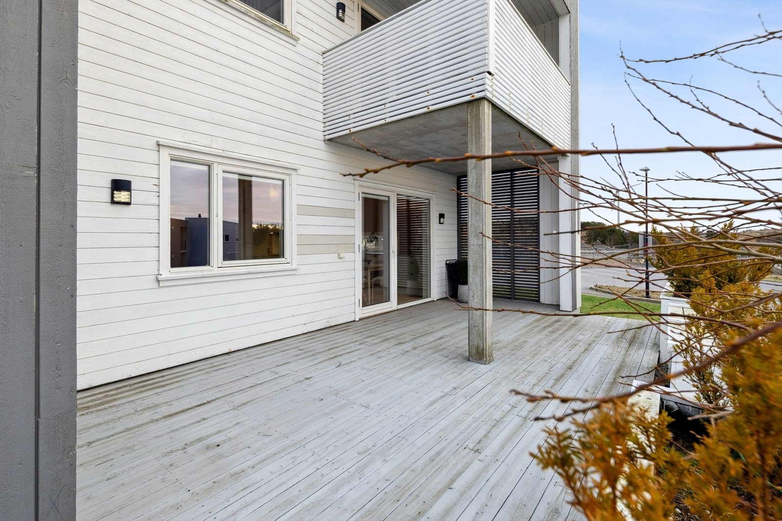 Terrassen er delvis overbygget, har gode møbleringsmuligheter og plantekasser hvor man kan plante vekster som skjermer for innsyn. Et kjekt uteområde som man sjeldent får i leilighet, hvor du garantert vil trives! Galleribilde