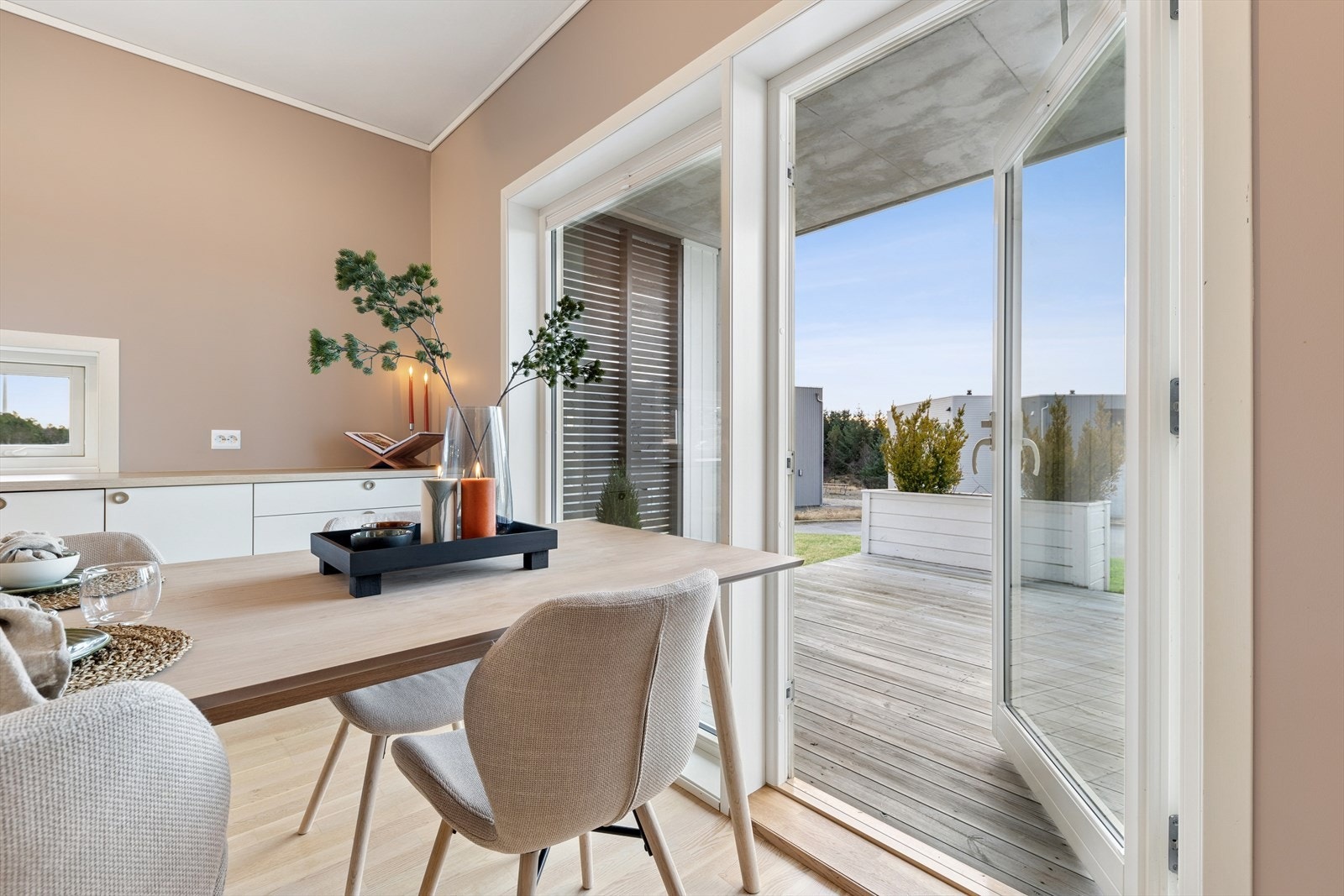 Fra stuen og kjøkkenet har man utgang til uteområdet. Galleribilde