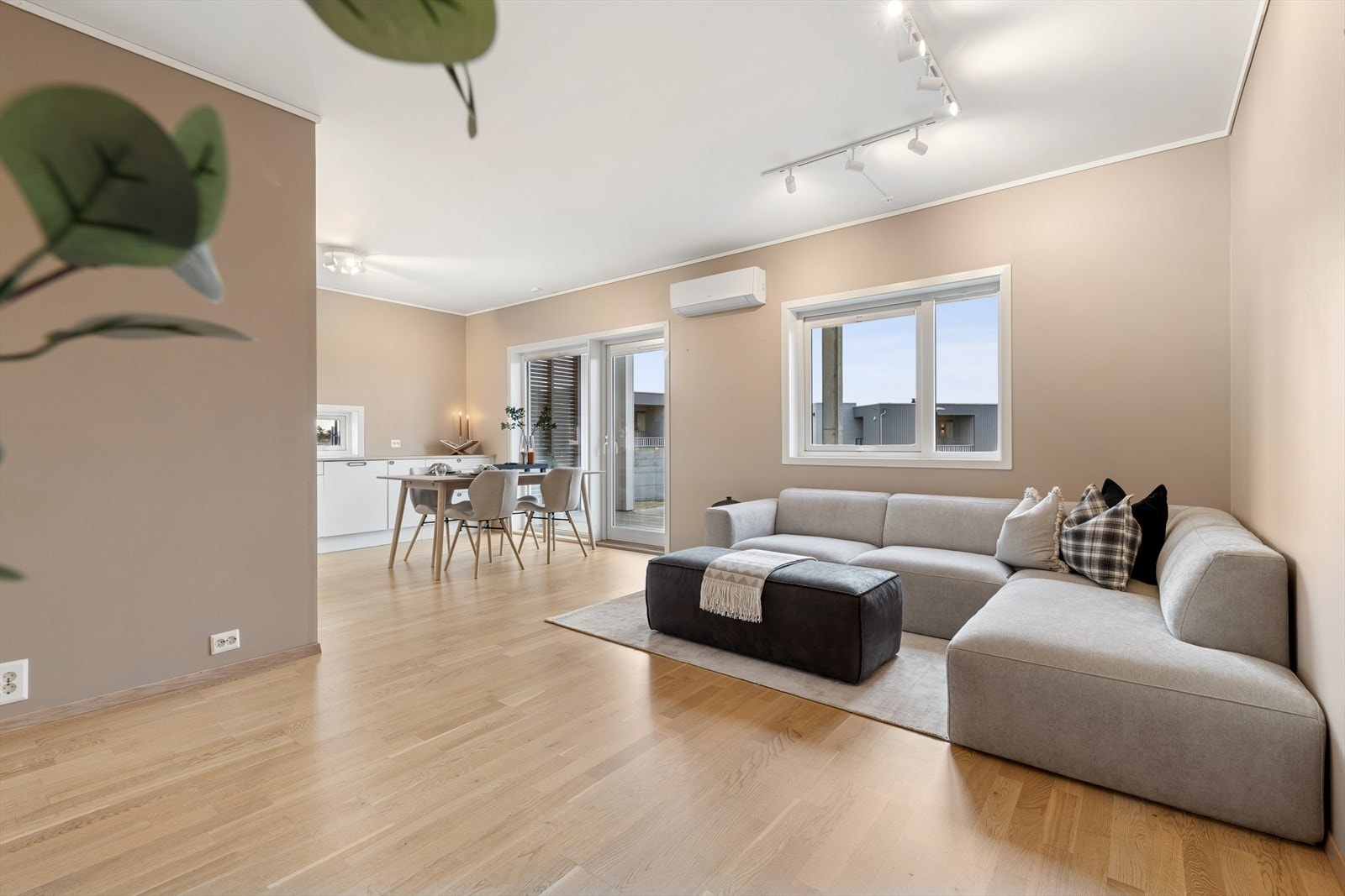 Stue og kjøkken ligger i åpen løsning. Et lyst og innbydende oppholdsrom med store vindusflater som slipper inn rikelig med dagslys og lar deg nyte den flotte utsikten. Galleribilde