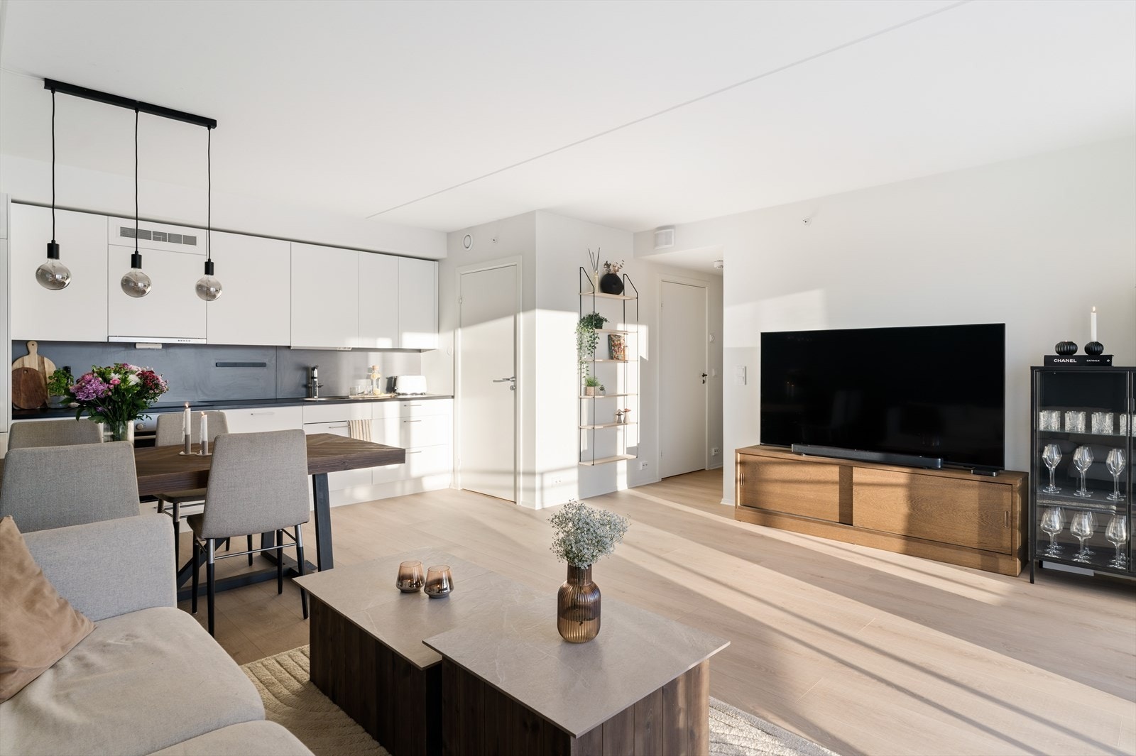 Det er mange fordeler ved å bo i et nytt bygg. En av disse er energieffektiviteten. Strømforbruket til nåværende eier har vært på ca. 2750 kWh pr. år. Galleribilde