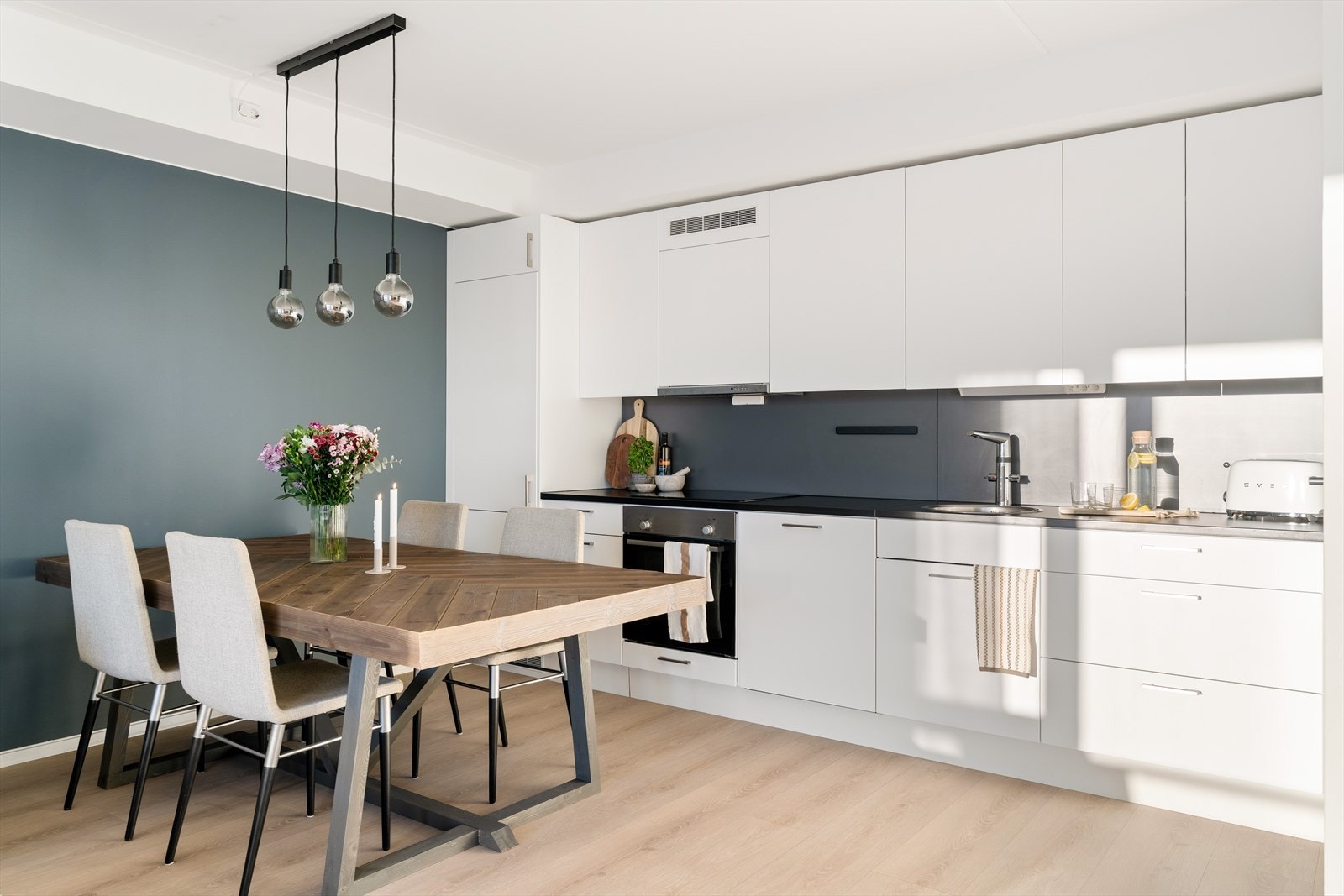 Godt med plass til spisebord - perfekt for å invitere venner og familie til hyggelige stunder. Galleribilde