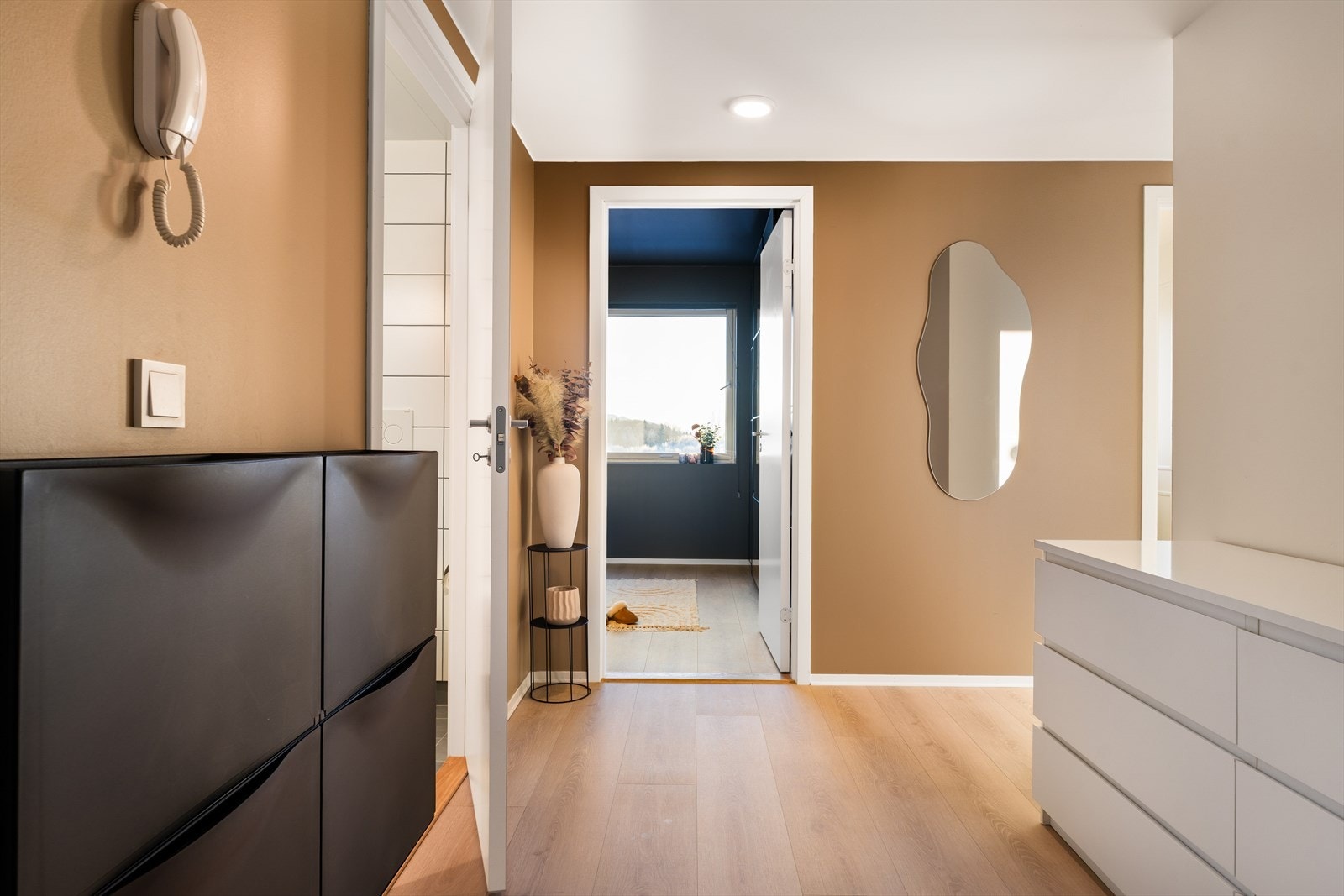 Innbydende entré - enkel adkomst opp til leiligheten med heis fra garasjen. Galleribilde