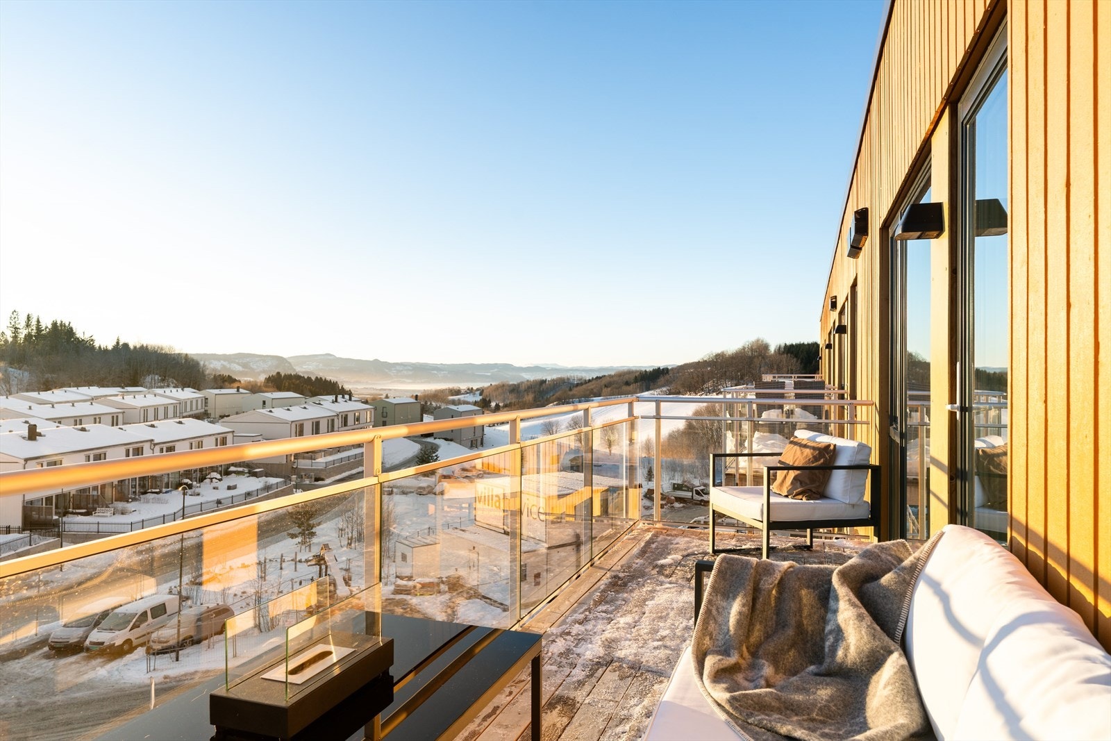 Balkongen byr både på herlige sol- og utsiktsforhold. Galleribilde