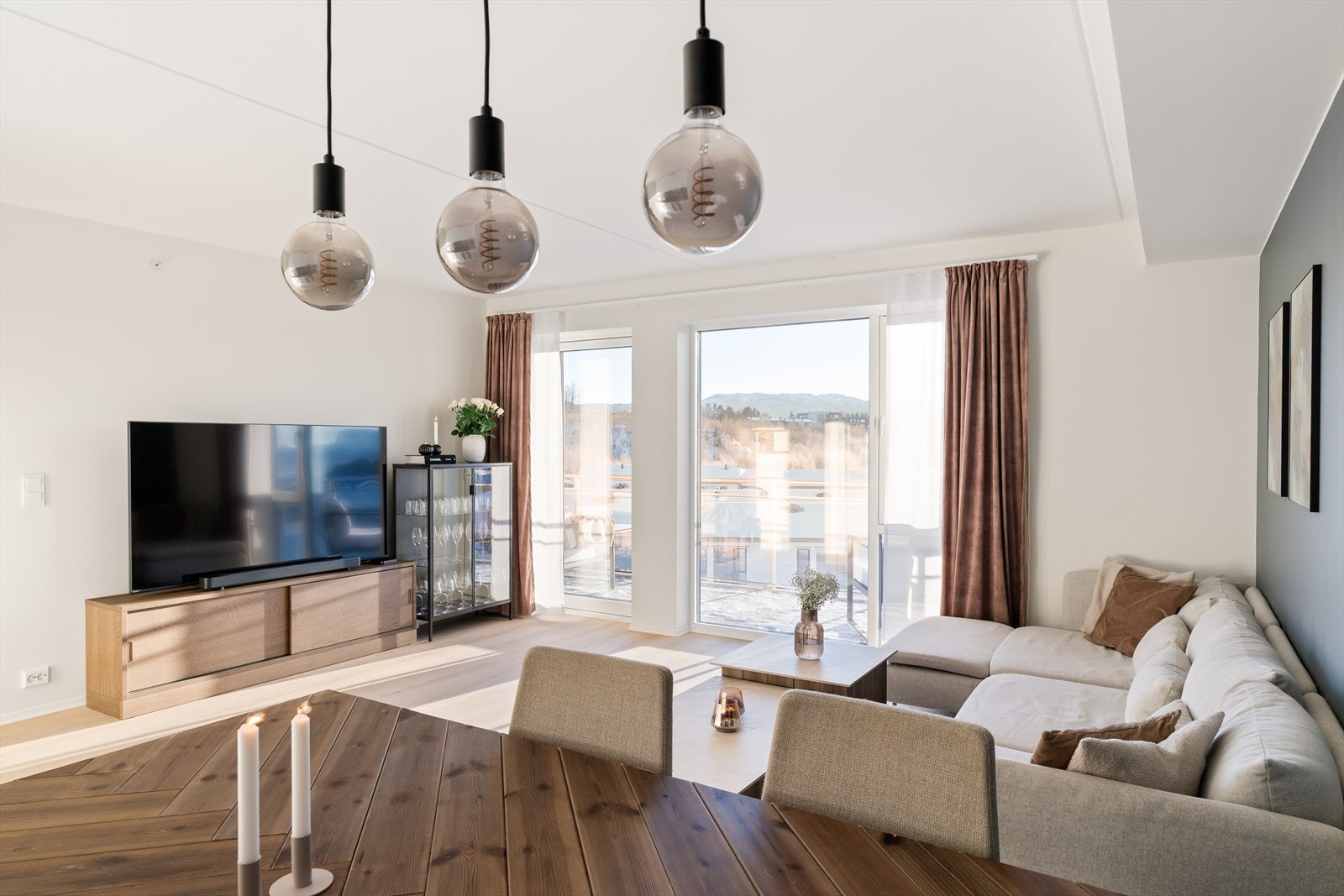 Den åpne stue/kjøkkenløsningen er på nærmere 30 m². Galleribilde