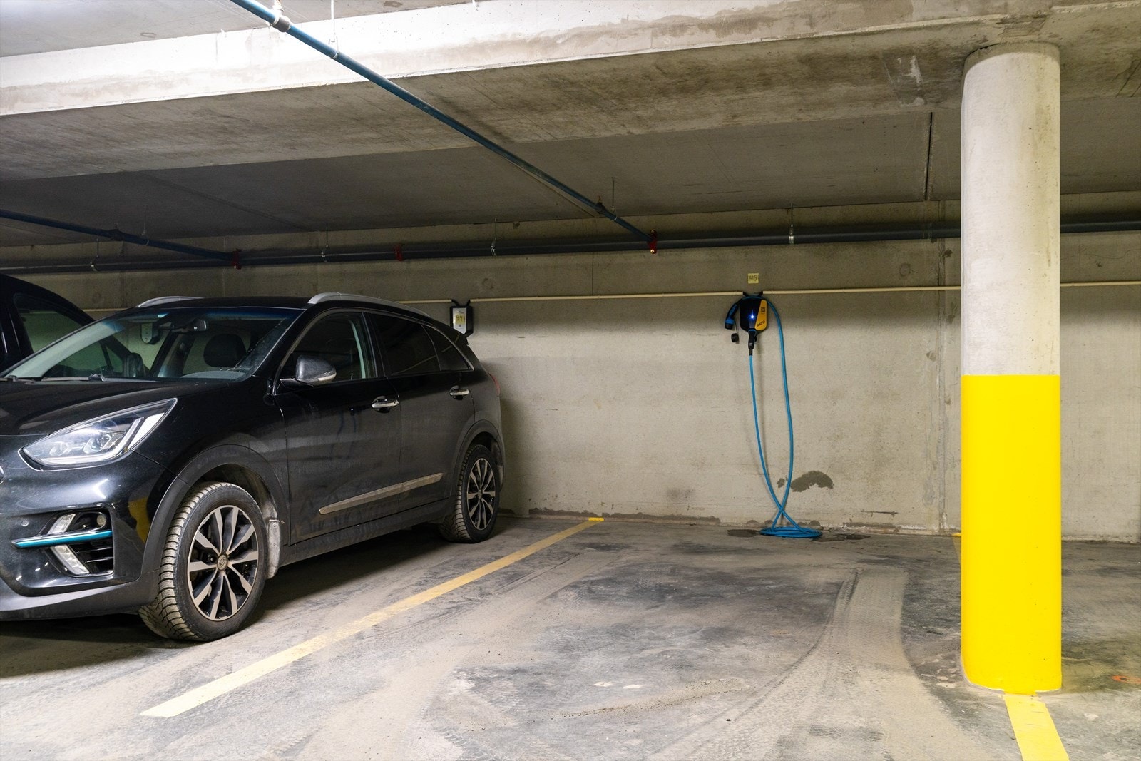 Fast garasjeplass i kjelleren igjennom leieavtale som følger leiligheten. Dersom man ikke har behov for plassen selv kan denne leies ut videre. Galleribilde