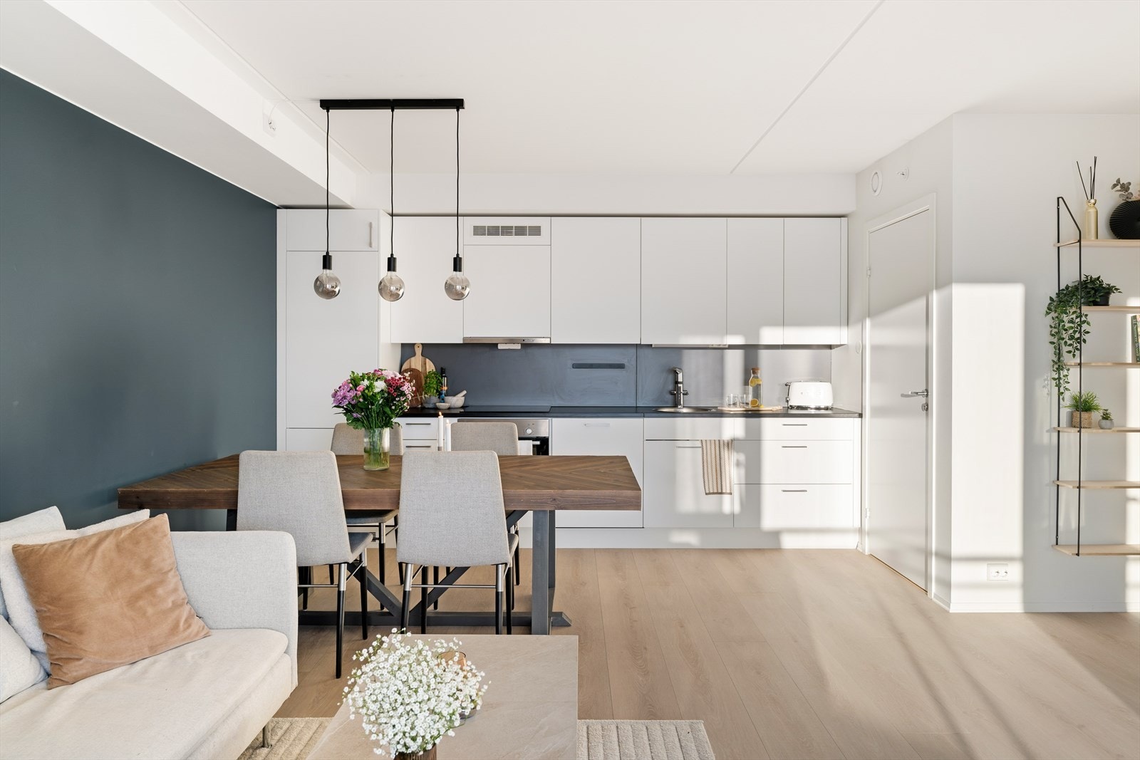 Leiligheten sto ferdig i 2022 og har følgelig god standard. I tillegg er den oppgradert fra standard leveranse. Galleribilde