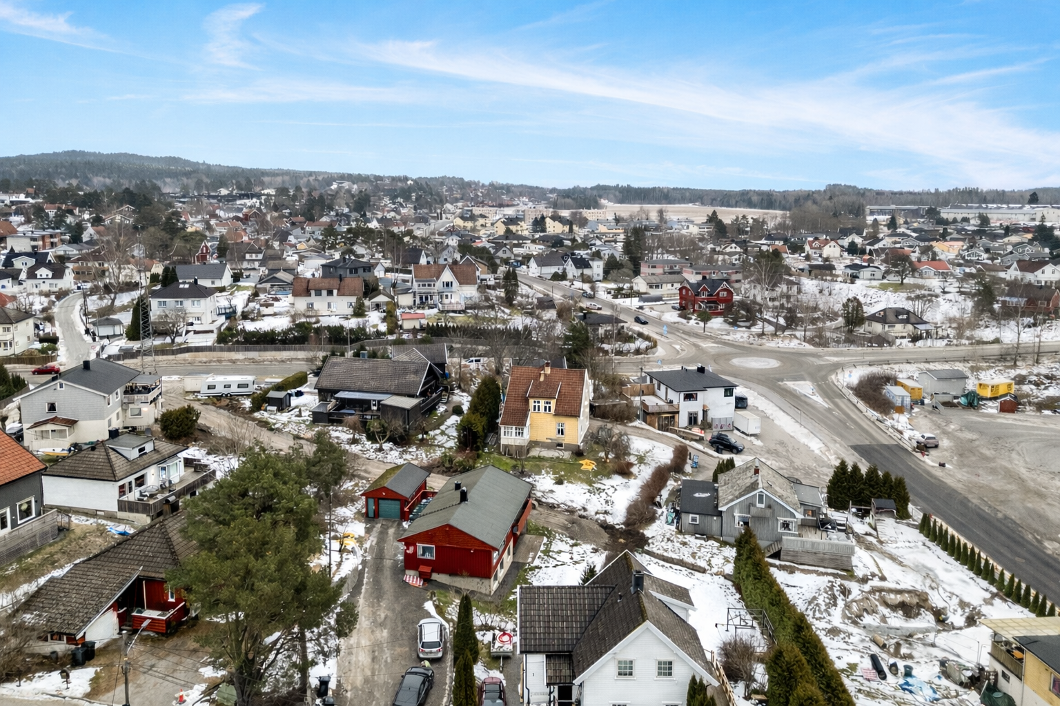 Det er ca. 1 km. bort til Gimle barneskole og Halden ishall med tilhørende sportsanlegg (ishall og curlinghall, basketball, tennis og padeltennisbane). Fra boligen er det kort vei ut til skog og mark med flotte tur, trenings og rekreasjonsområder Galleribilde