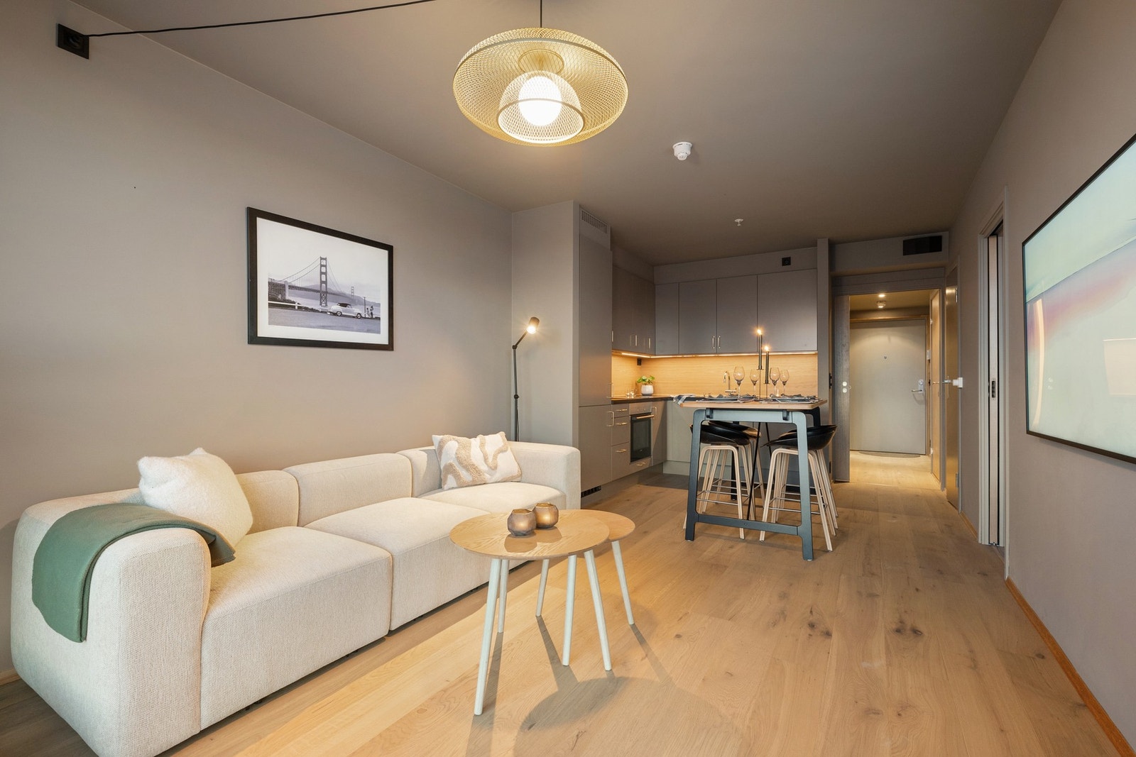 Leiligheten har en optimal planløsning med kjøkken og stue i ett, samtidig som det er godt med plass til ulike soner. Galleribilde