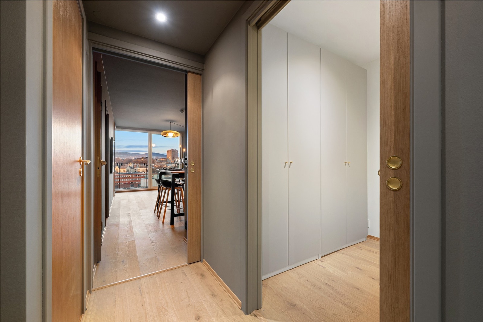 Til høyre for entréen ligger leilighetens soverom II, som også byr på rikelig med skapplass. Galleribilde