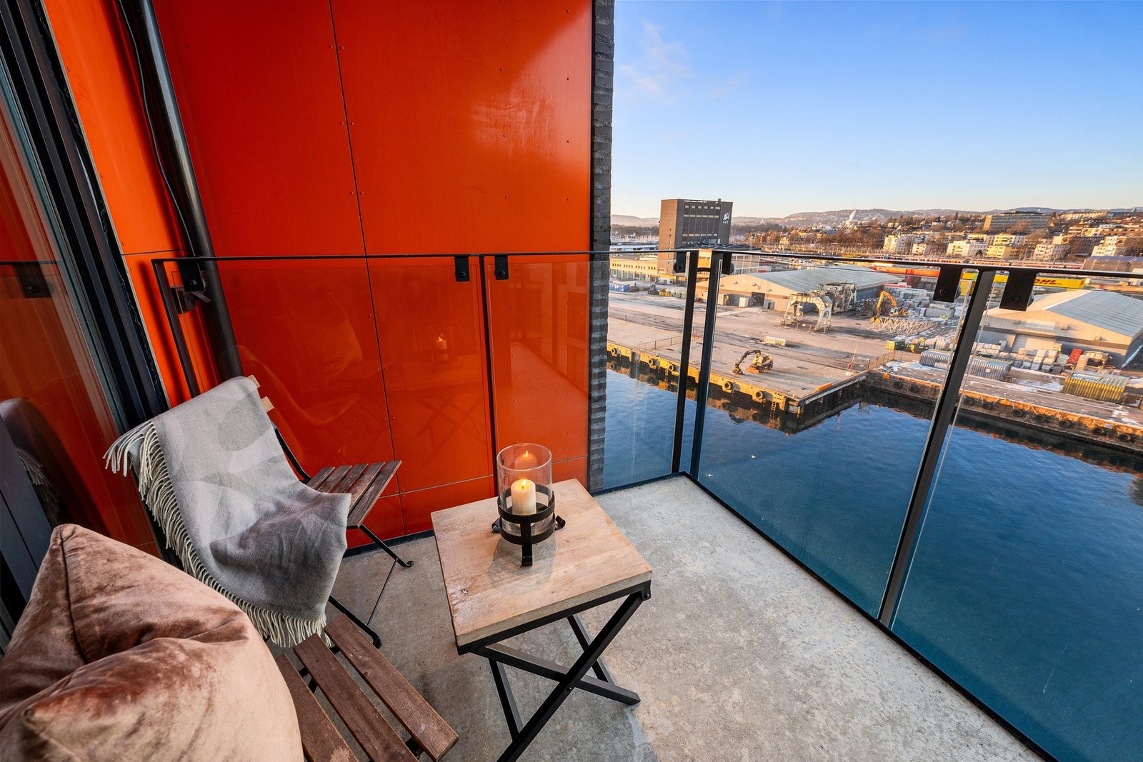 Her har du plass til en hyggelig sittegruppe - perfekt for morgenkaffen eller en rolig kveld ute. Galleribilde