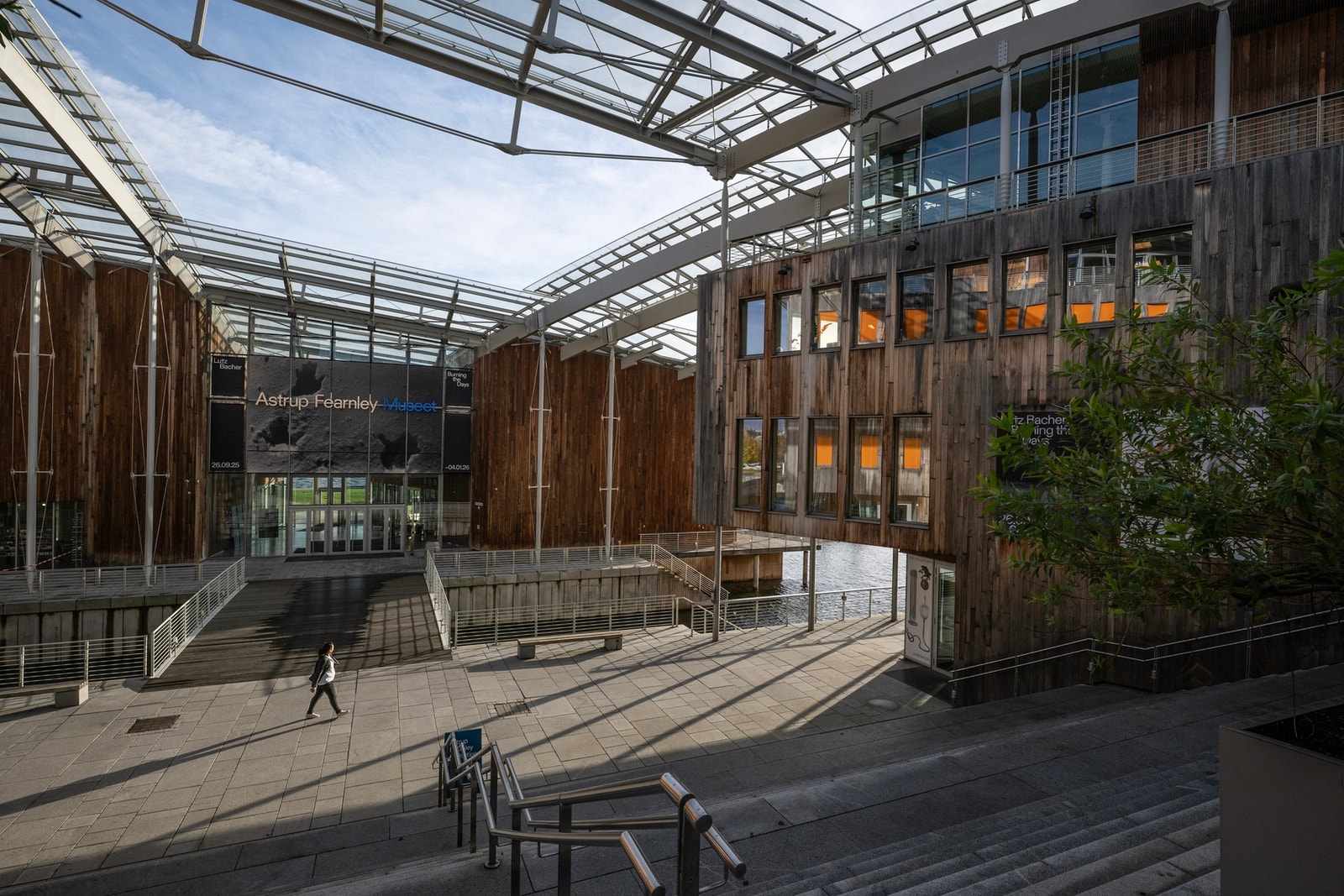 Tjuvholmen og Aker Brygge byr på mange flotte opplevelser f.eks. Astrup Fearley og Fine Art museene. I tillegg til flotte kultur- og naturopplevelser byr området også på flere av Oslos gourmet restauranter og design butikker. Velkommen opp på hyggelig vis Galleribilde