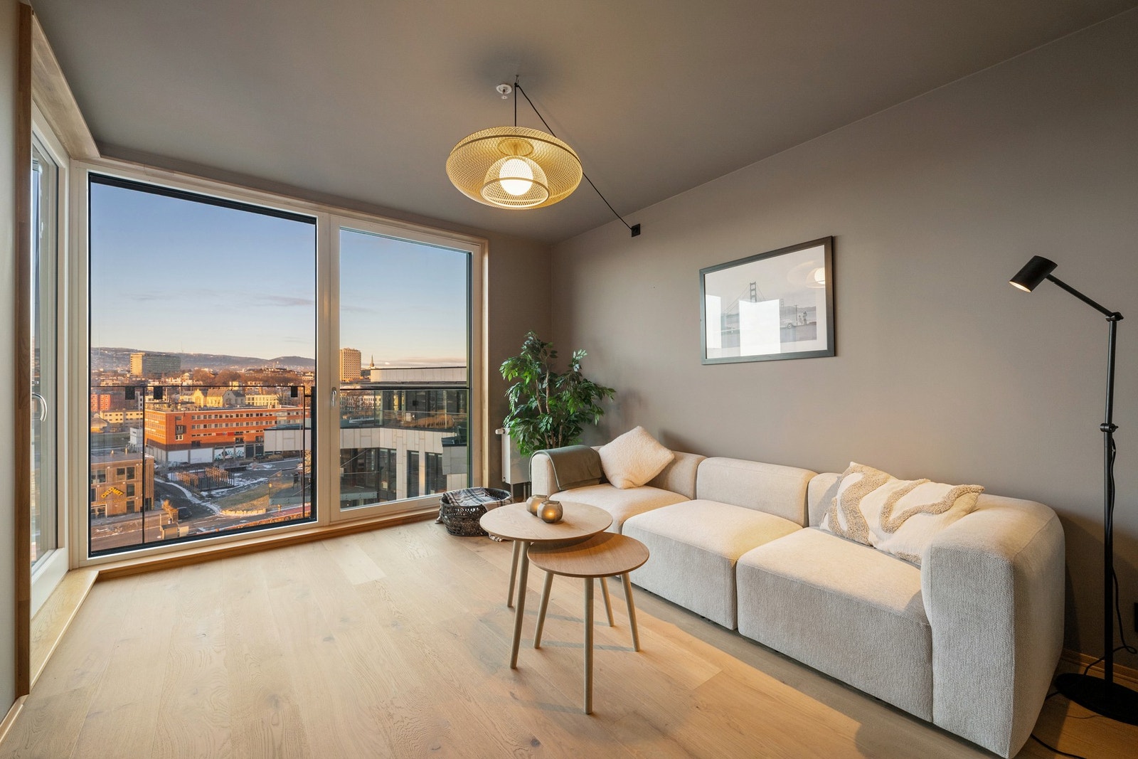 Leiligheten ligger høyt og usjenert ytterst på Tjuvholmen, med sjønær beliggenhet i front. Galleribilde