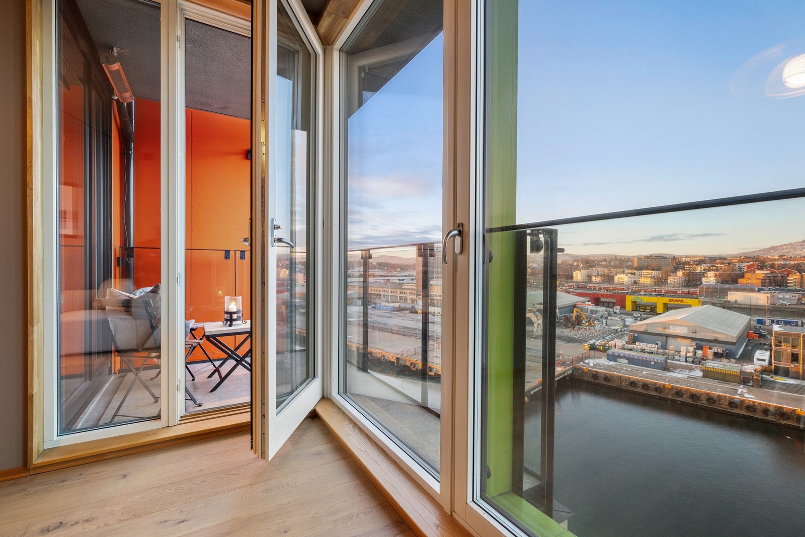 Stue/kjøkken har utgang til balkong på ca. 3 m². Galleribilde